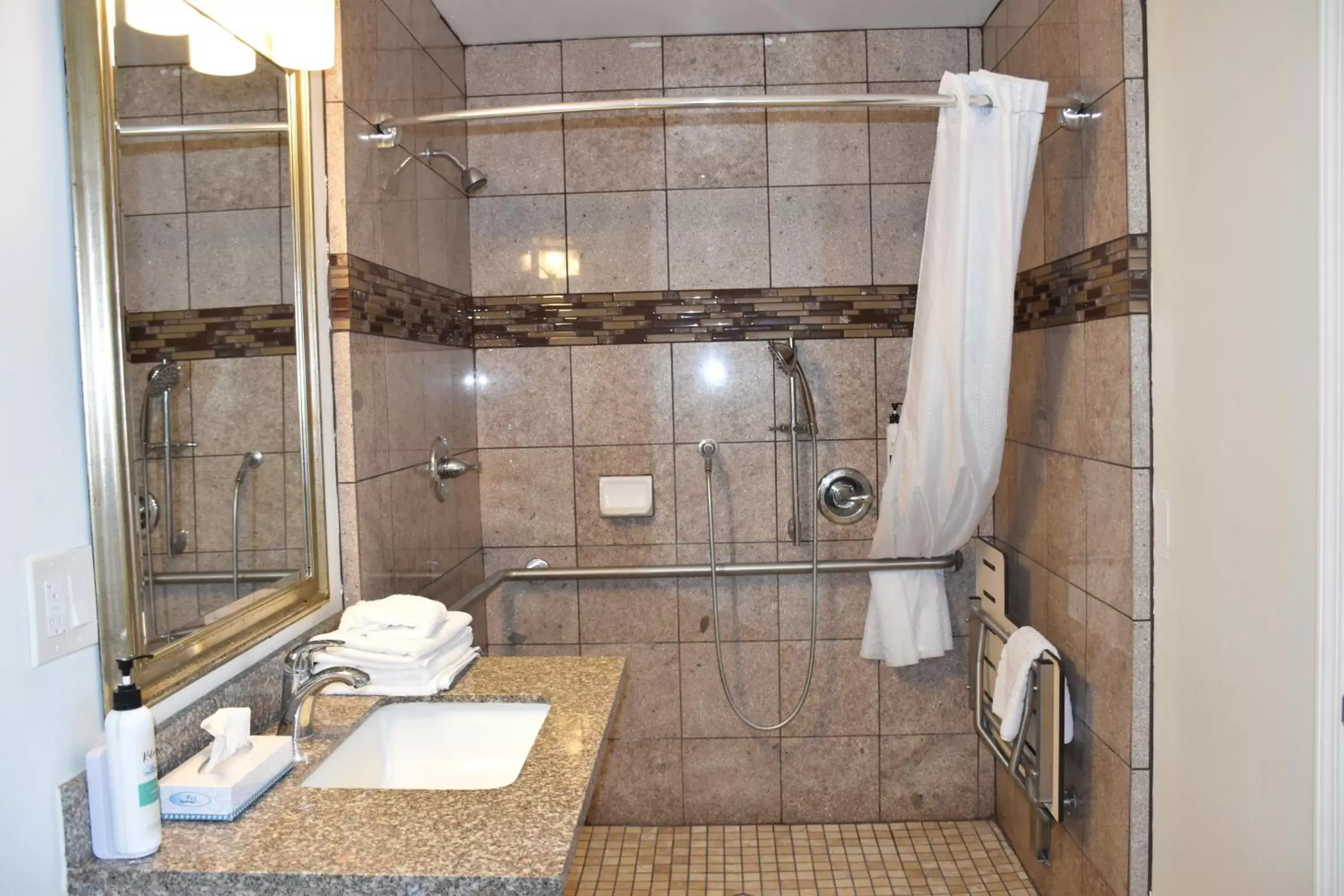 Bathroom in Gateway Lodge