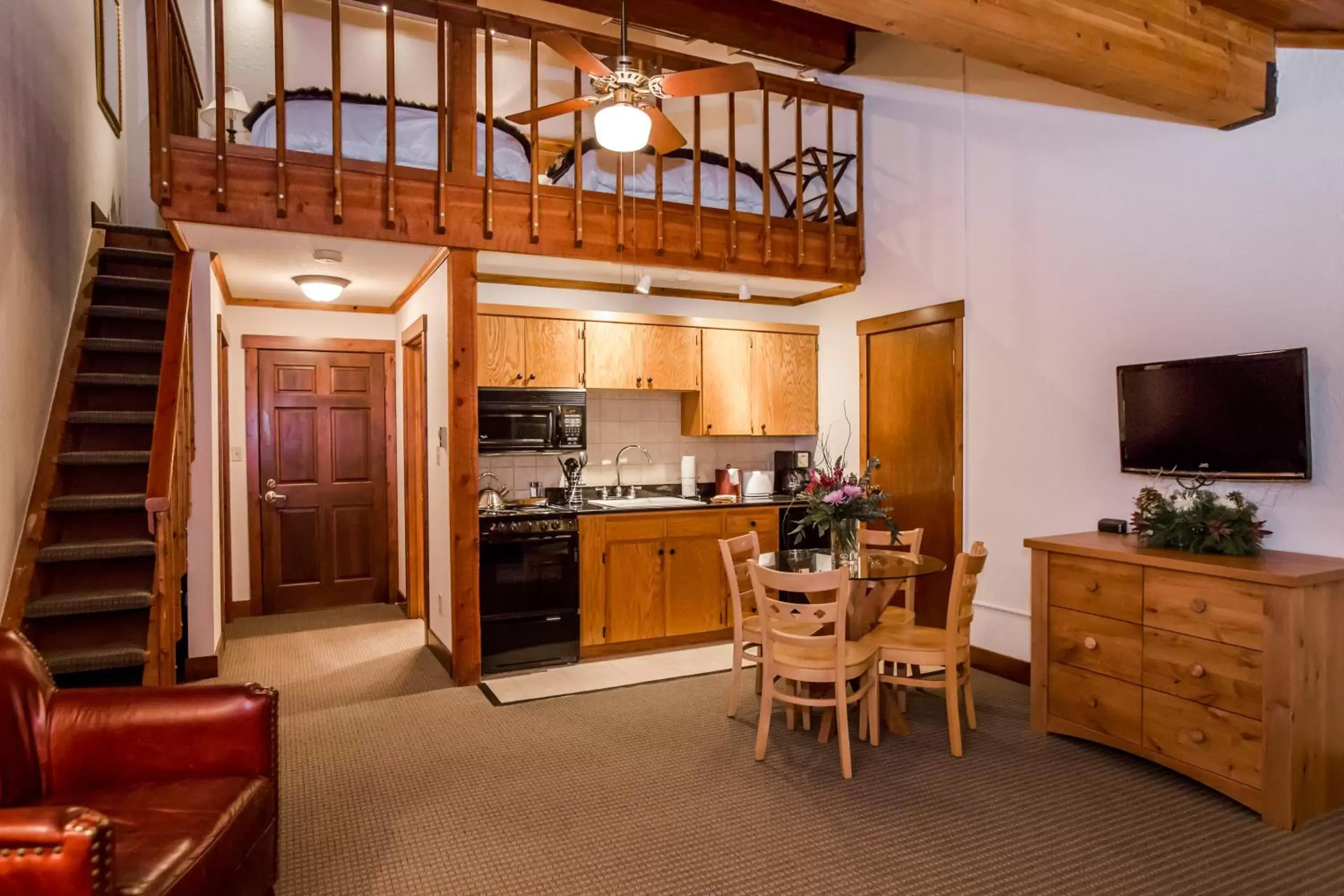 Living room, Kitchen/Kitchenette in Kandahar Lodge at Whitefish Mountain Resort