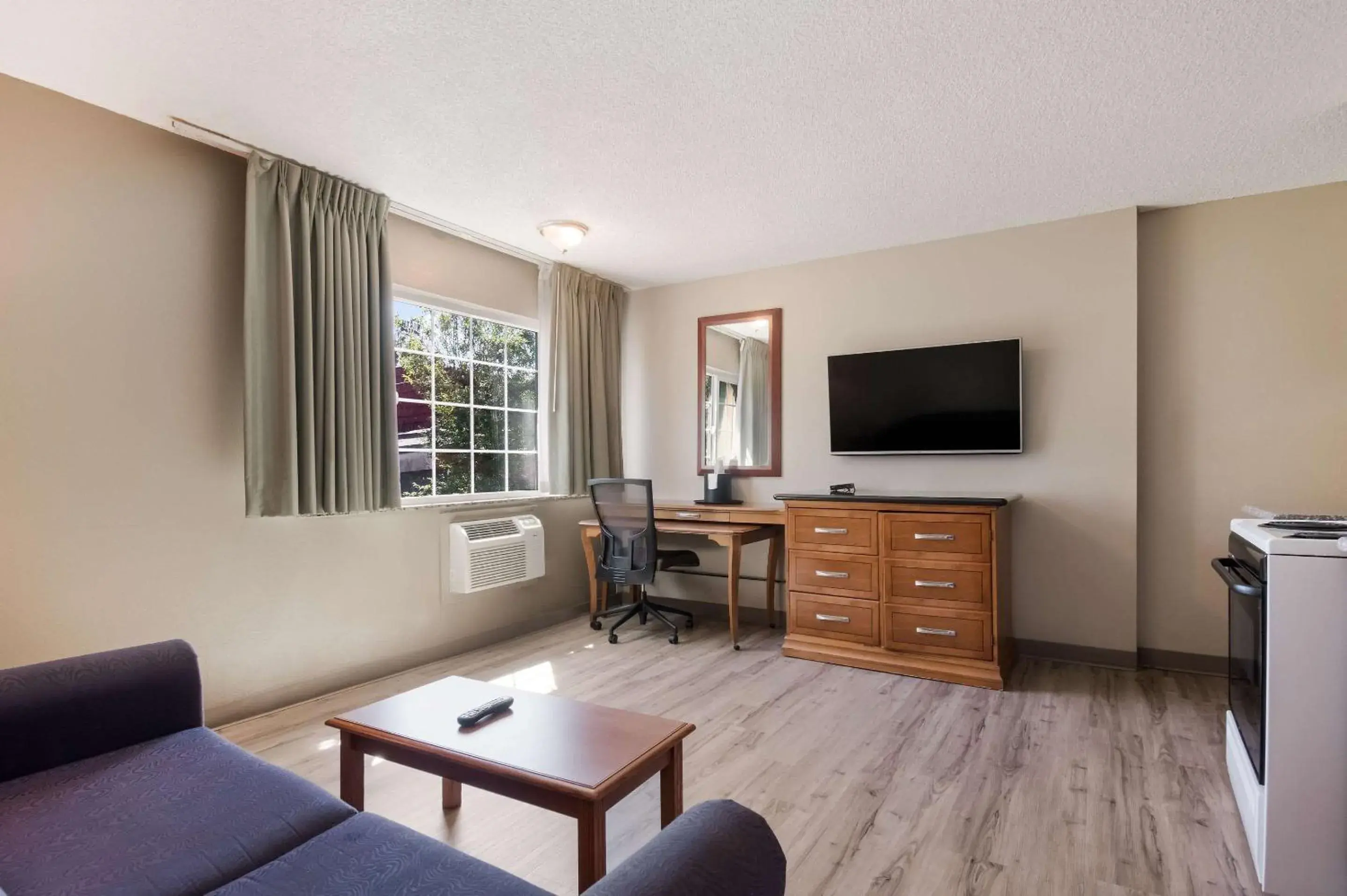 Bedroom, TV/Entertainment Center in Rodeway Inn & Suites Hwy 217 & 26 W