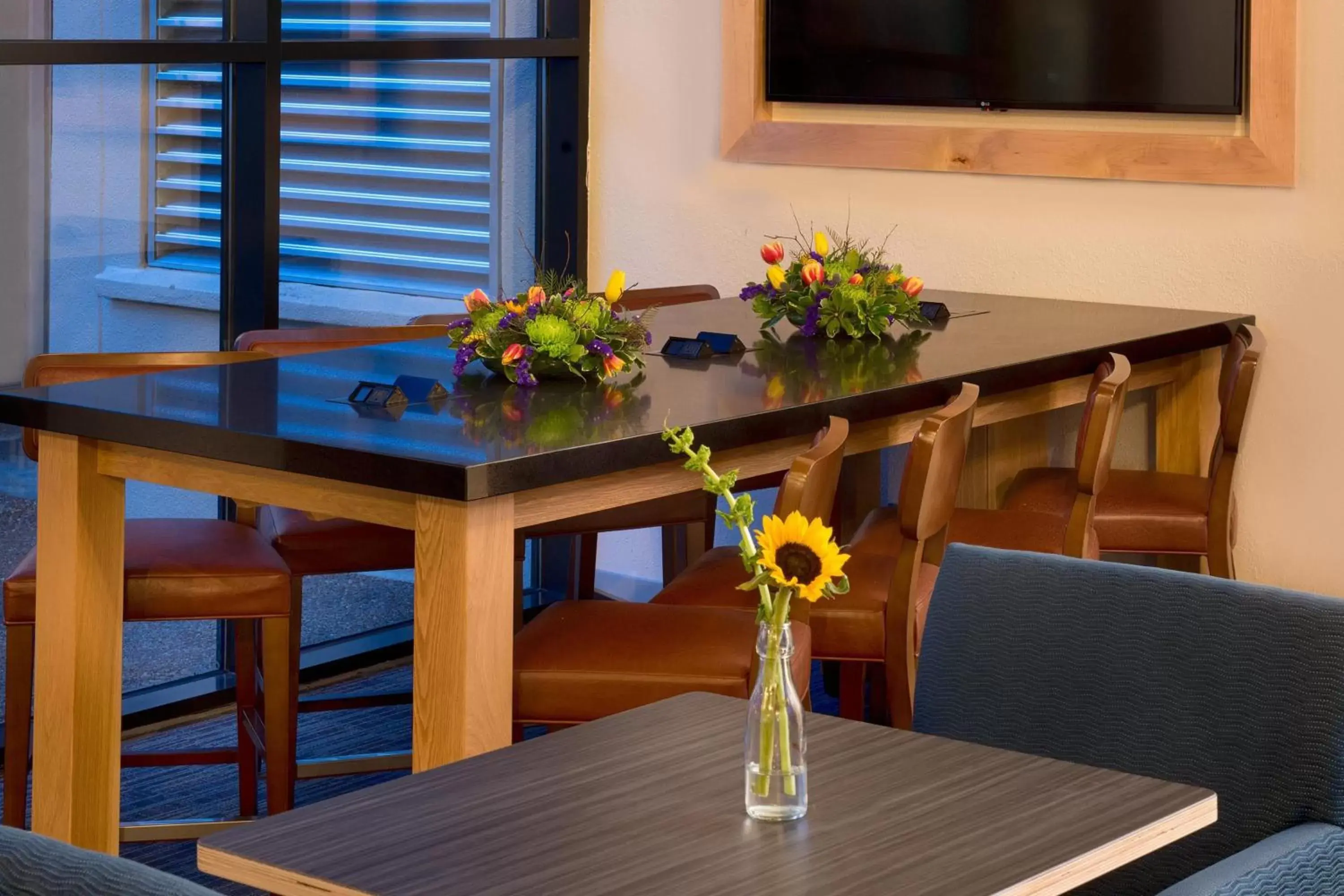 Seating area, Dining Area in Holiday Inn Express Nashville Airport, an IHG Hotel