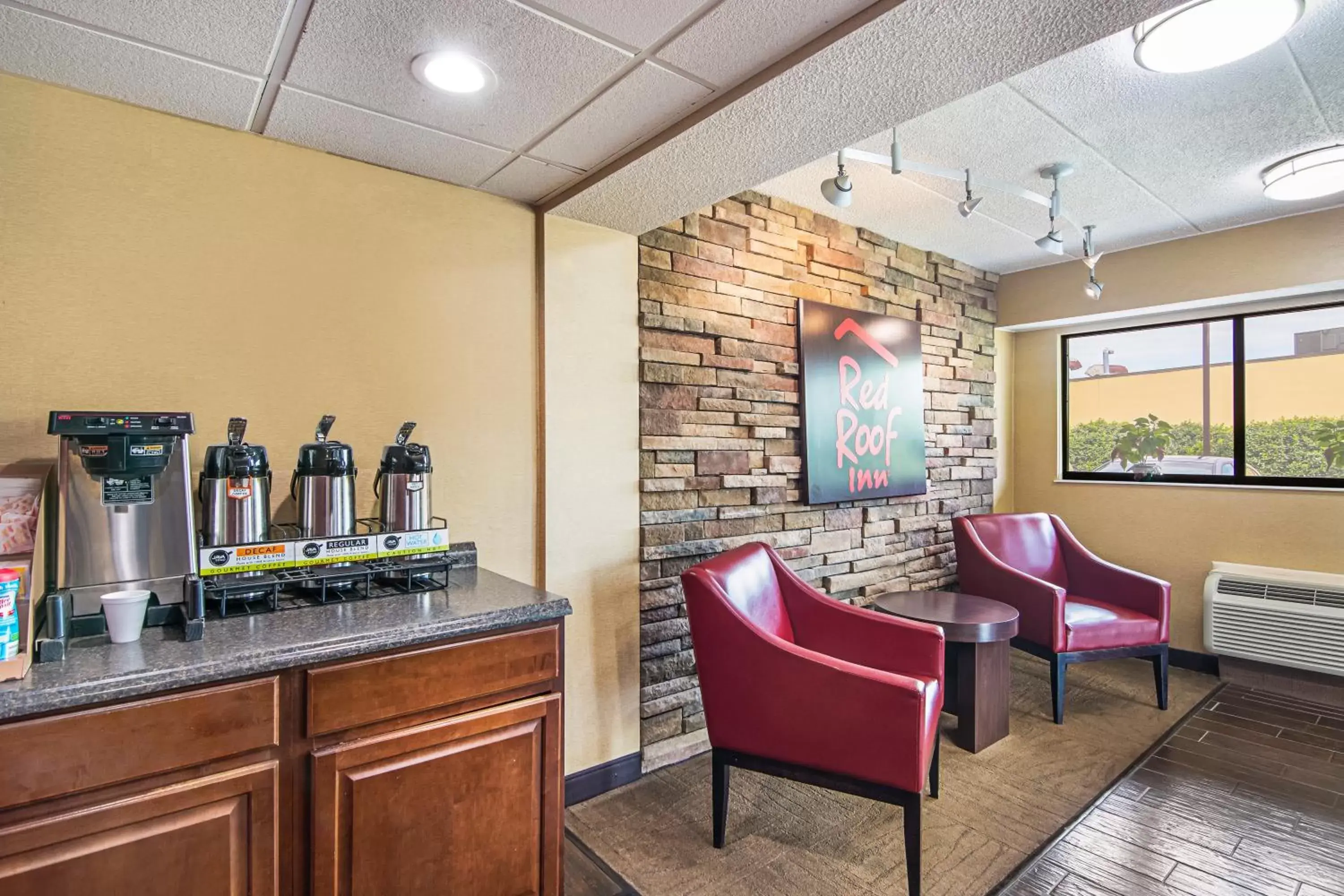 Lobby or reception, Lounge/Bar in Red Roof Inn Hampton Coliseum and Convention Center