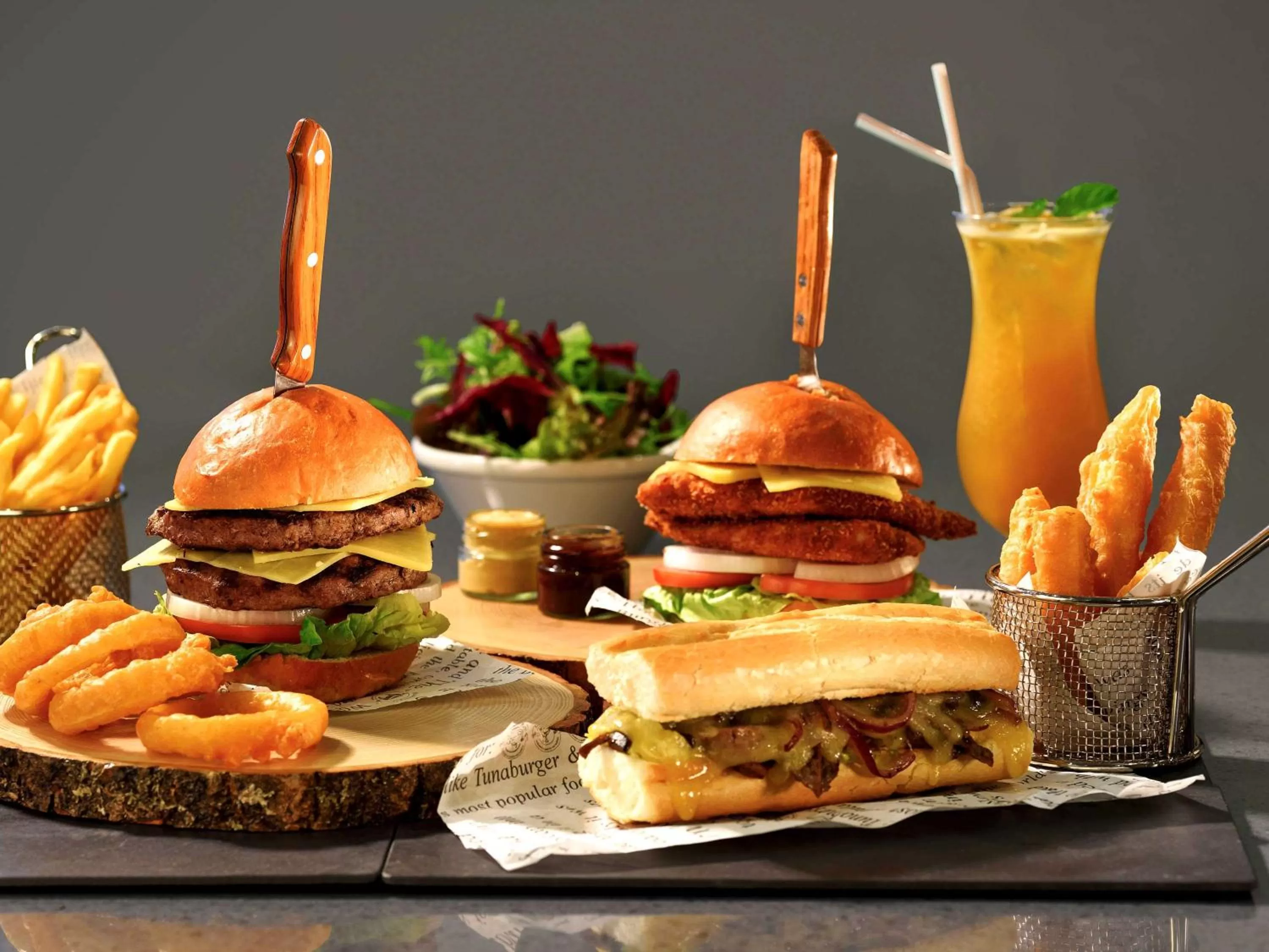 Lounge or bar in Mercure Gold Hotel Jumeirah Dubai by Accor