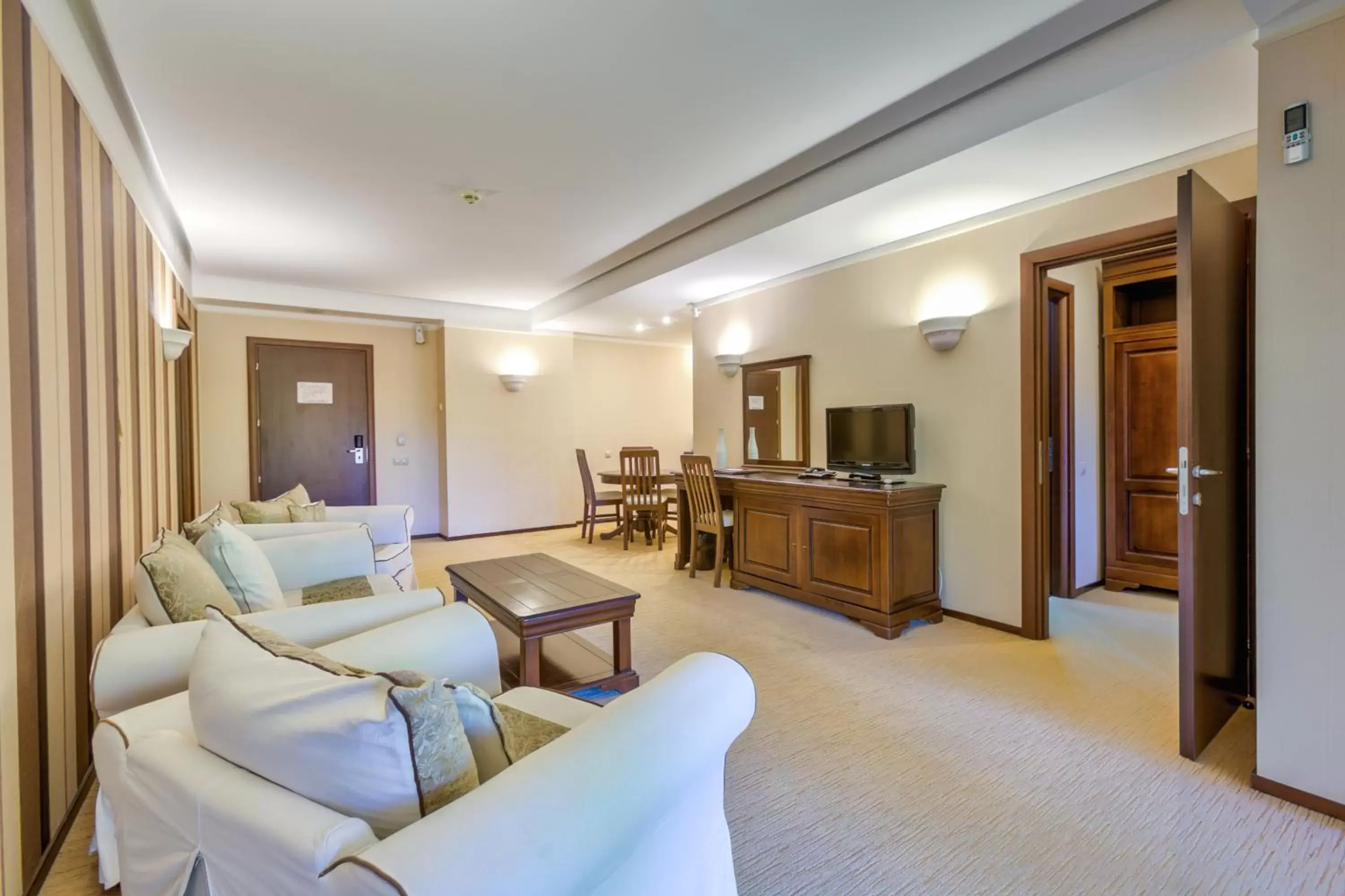 Kitchen or kitchenette, Seating Area in Alpin Resort Hotel