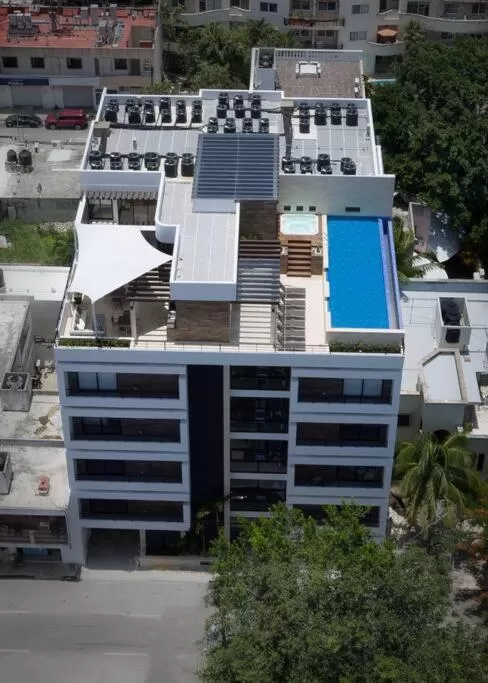 Property building, Bird's-eye View in Homely Studio or OneBR in Playa del Carmen w Balcony, BBQ, Pool Infinite, AC, TV Smart, 60mb