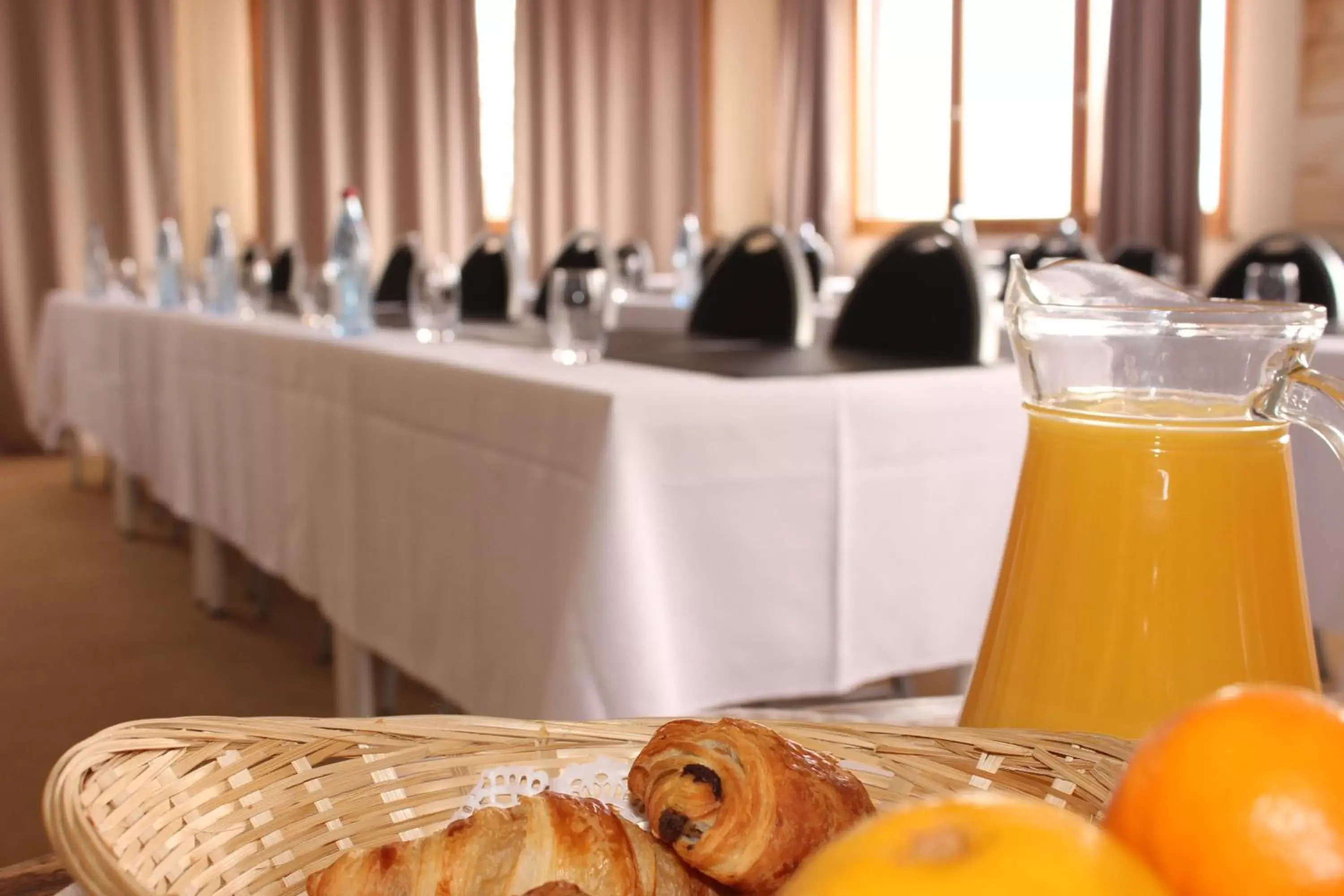 Breakfast in Hôtel Restaurant Le Kastelberg, The Originals Boutique