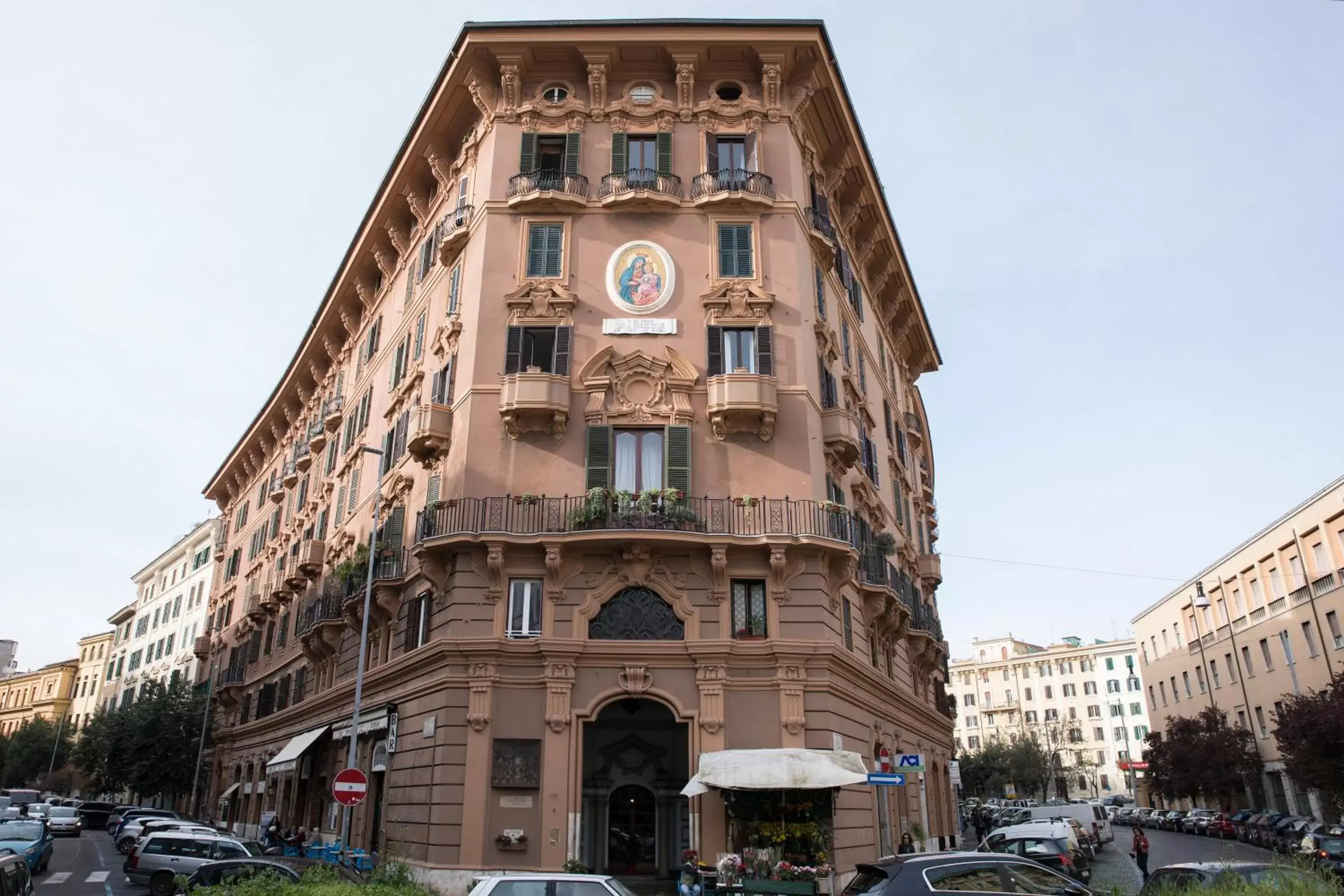 Property Building in Sonder Piazza San Pietro