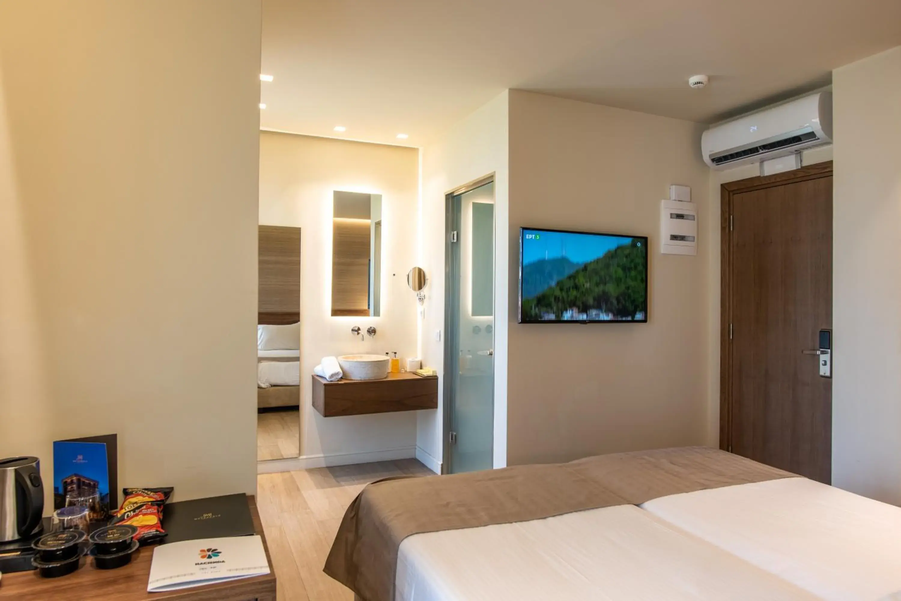 TV and multimedia, Bed in Metropole Urban Hotel
