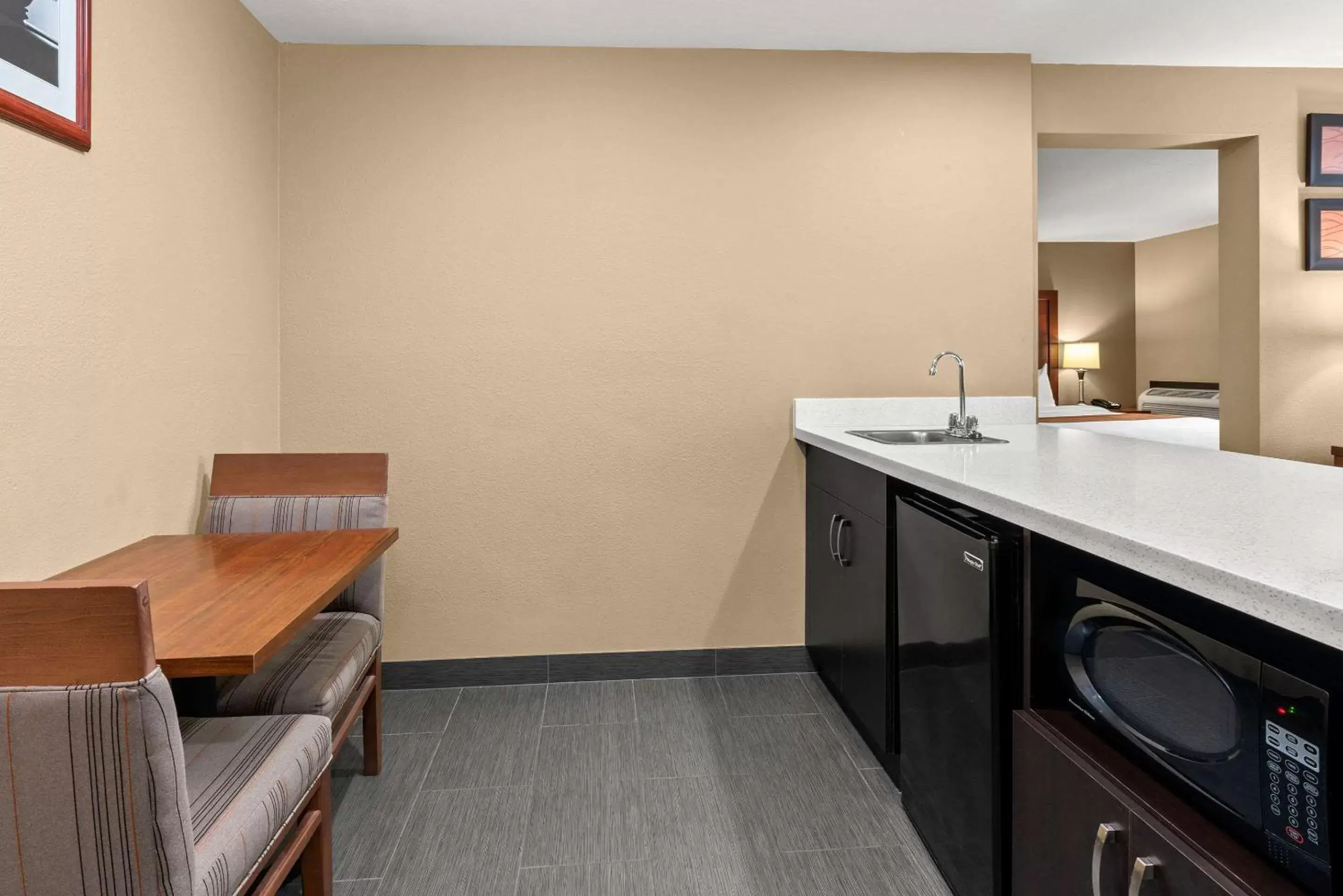 Photo of the whole room, Kitchen/Kitchenette in Comfort Inn & Suites Beaverton - Portland West