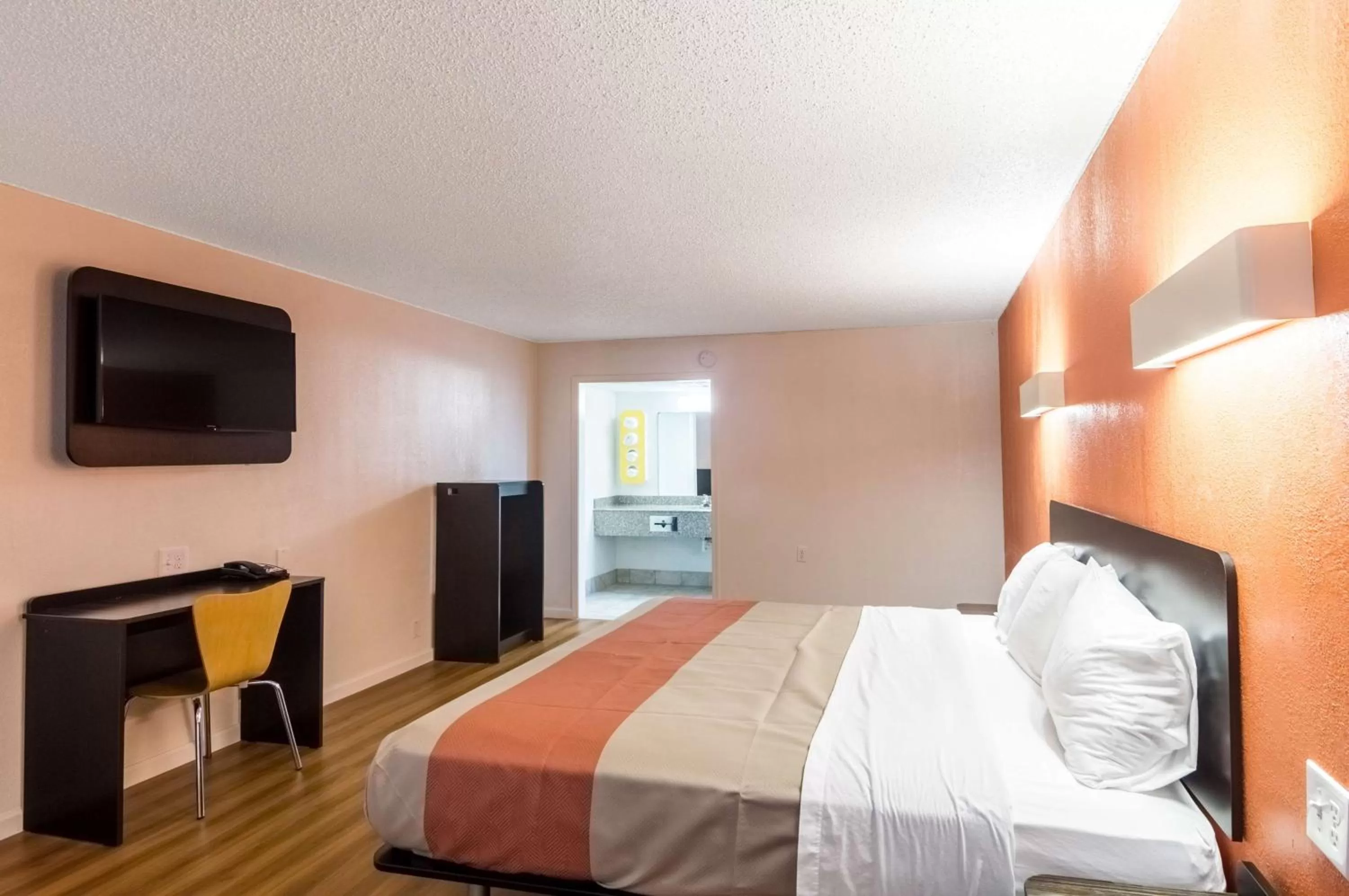 TV and multimedia, Bed in Motel 6-Clinton, OK