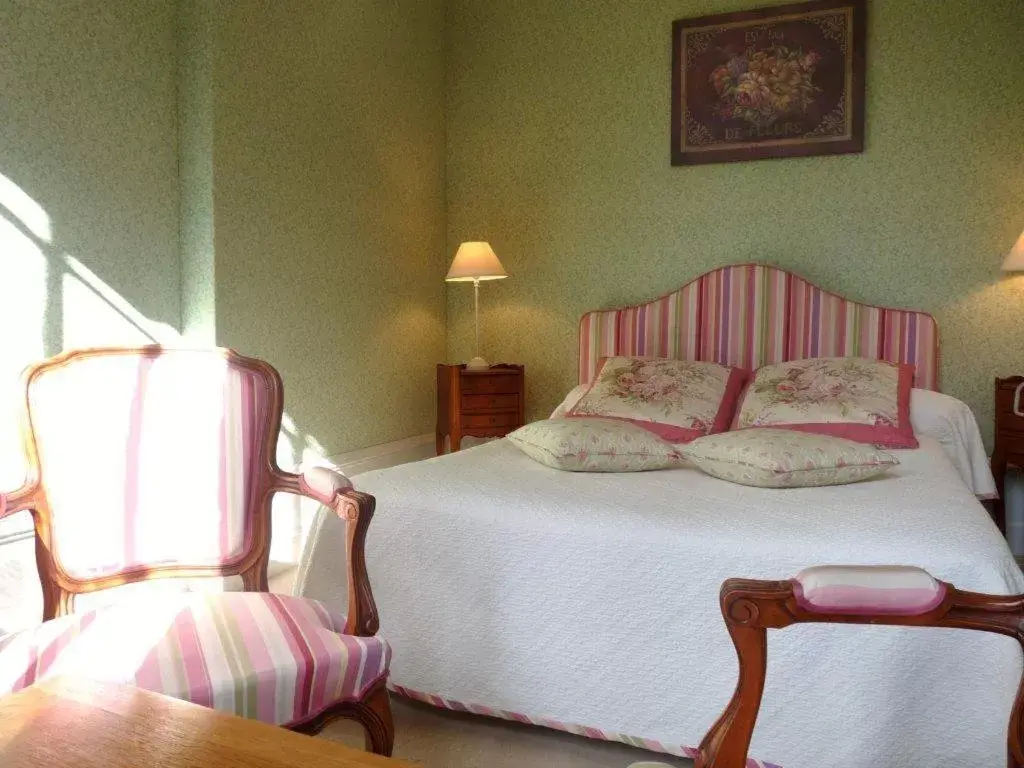 Bedroom, Bed in Château de la Râpée