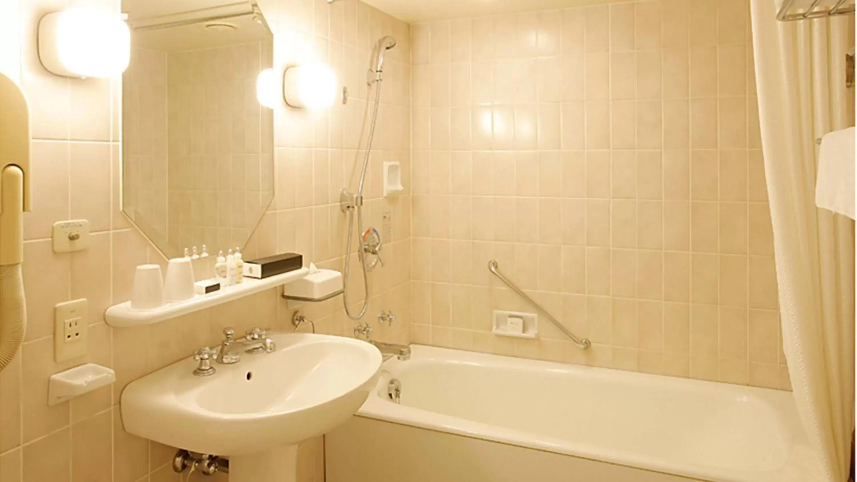Photo of the whole room, Bathroom in InterContinental Yokohama Grand, an IHG Hotel
