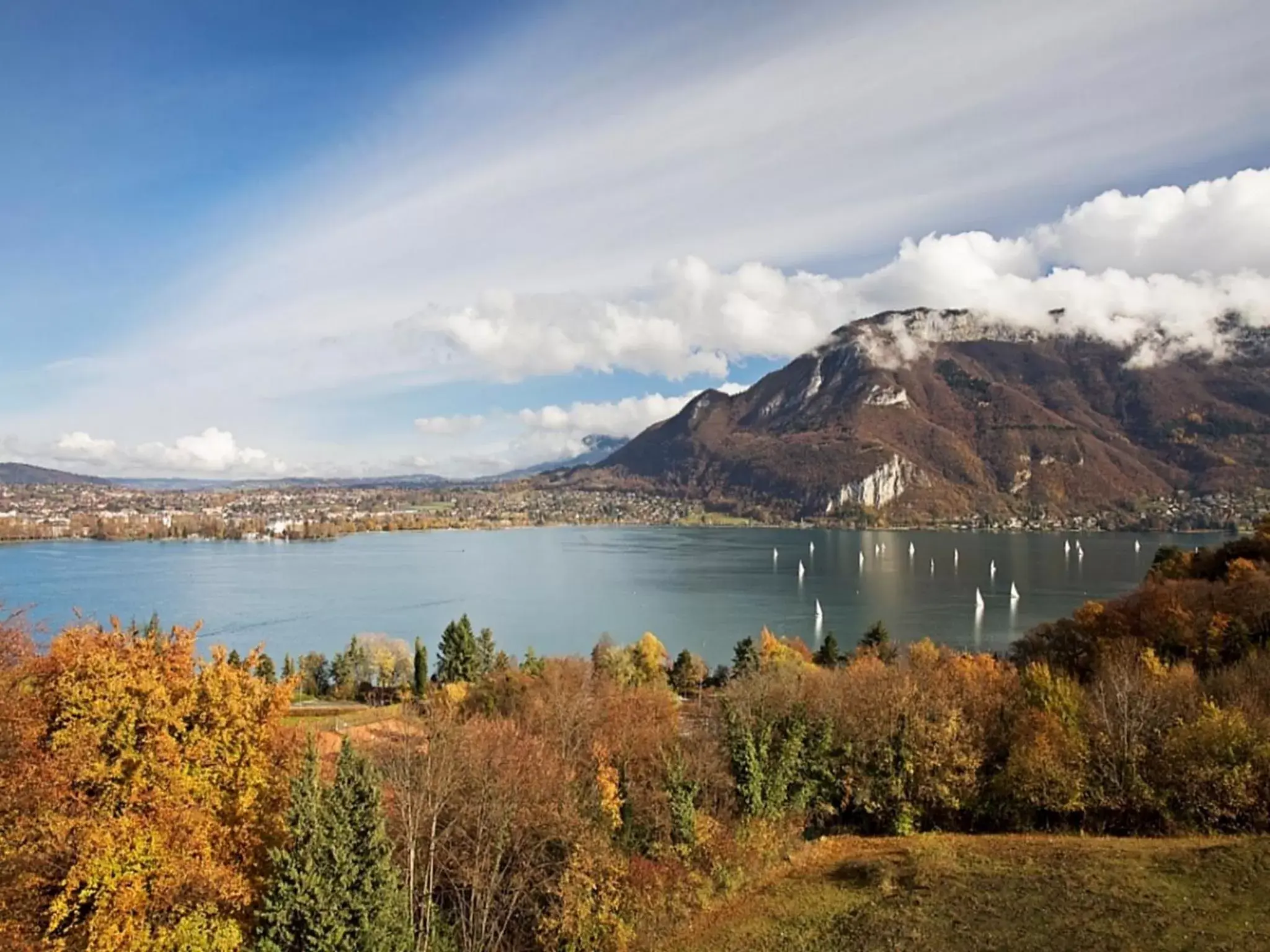 Lake view in Les Trésoms Lake and Spa Resort