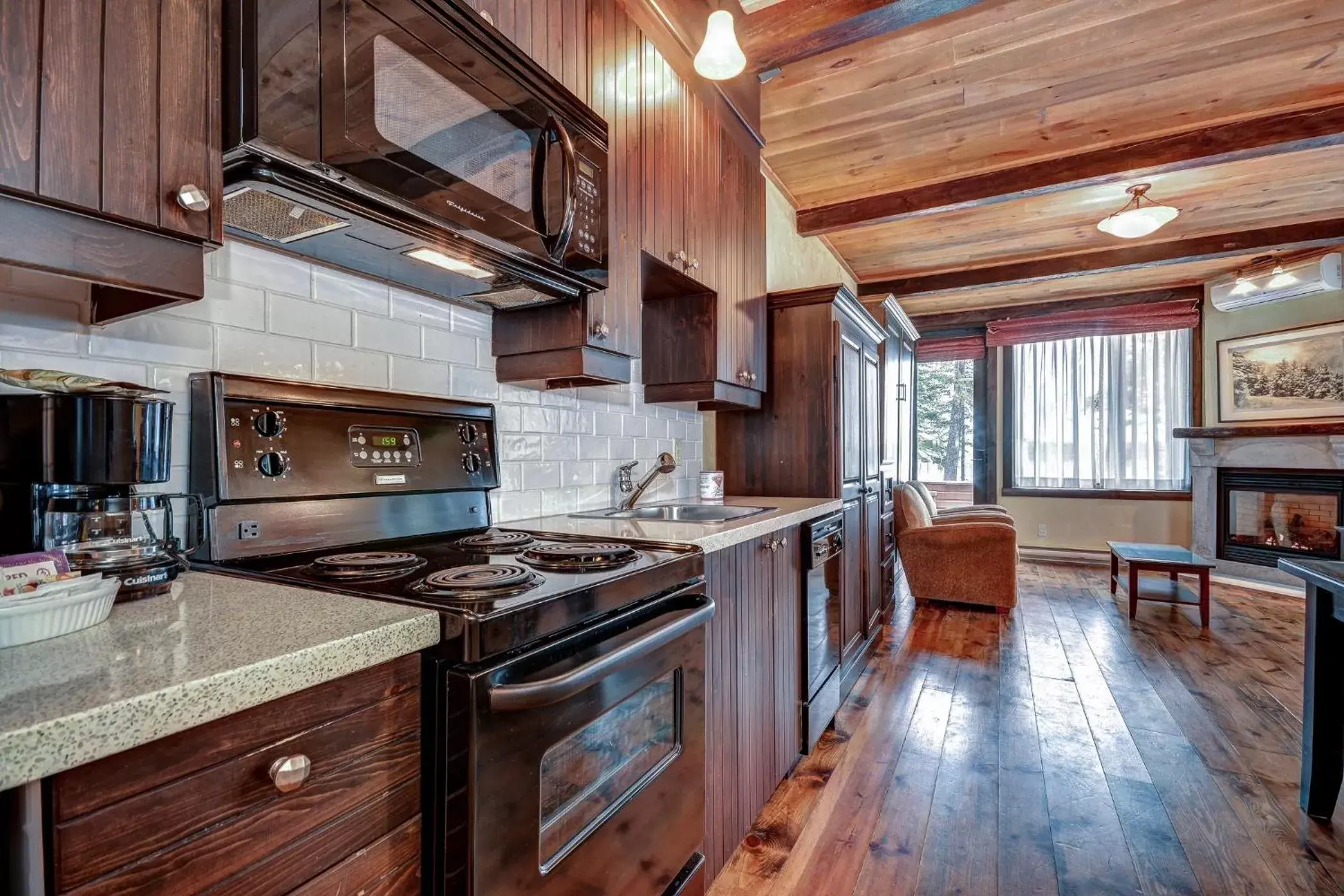 Kitchen/Kitchenette in Les Condos Du Lac Taureau- Rooms & Condos