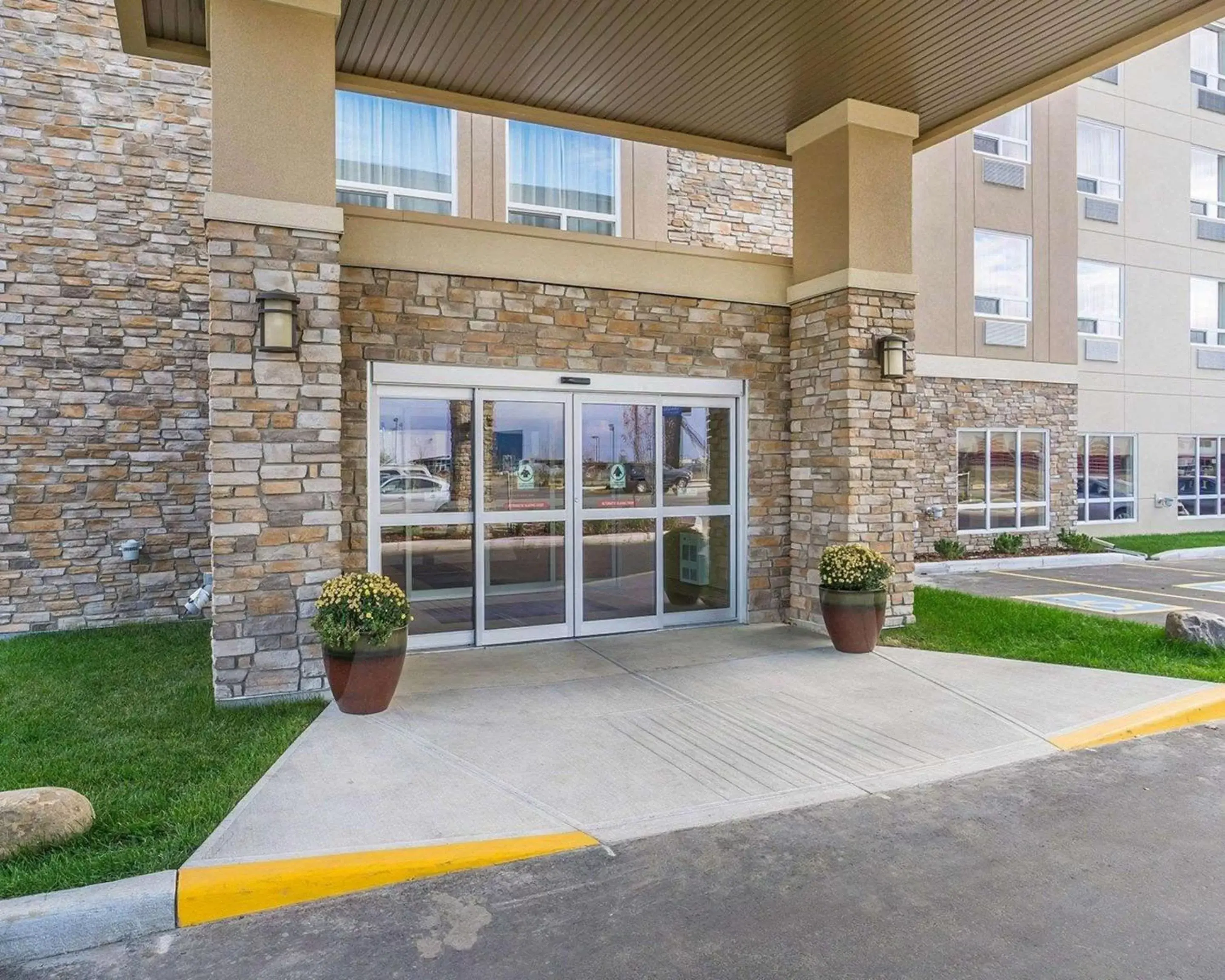 Property Building in Comfort Inn & Suites Edmonton International Airport