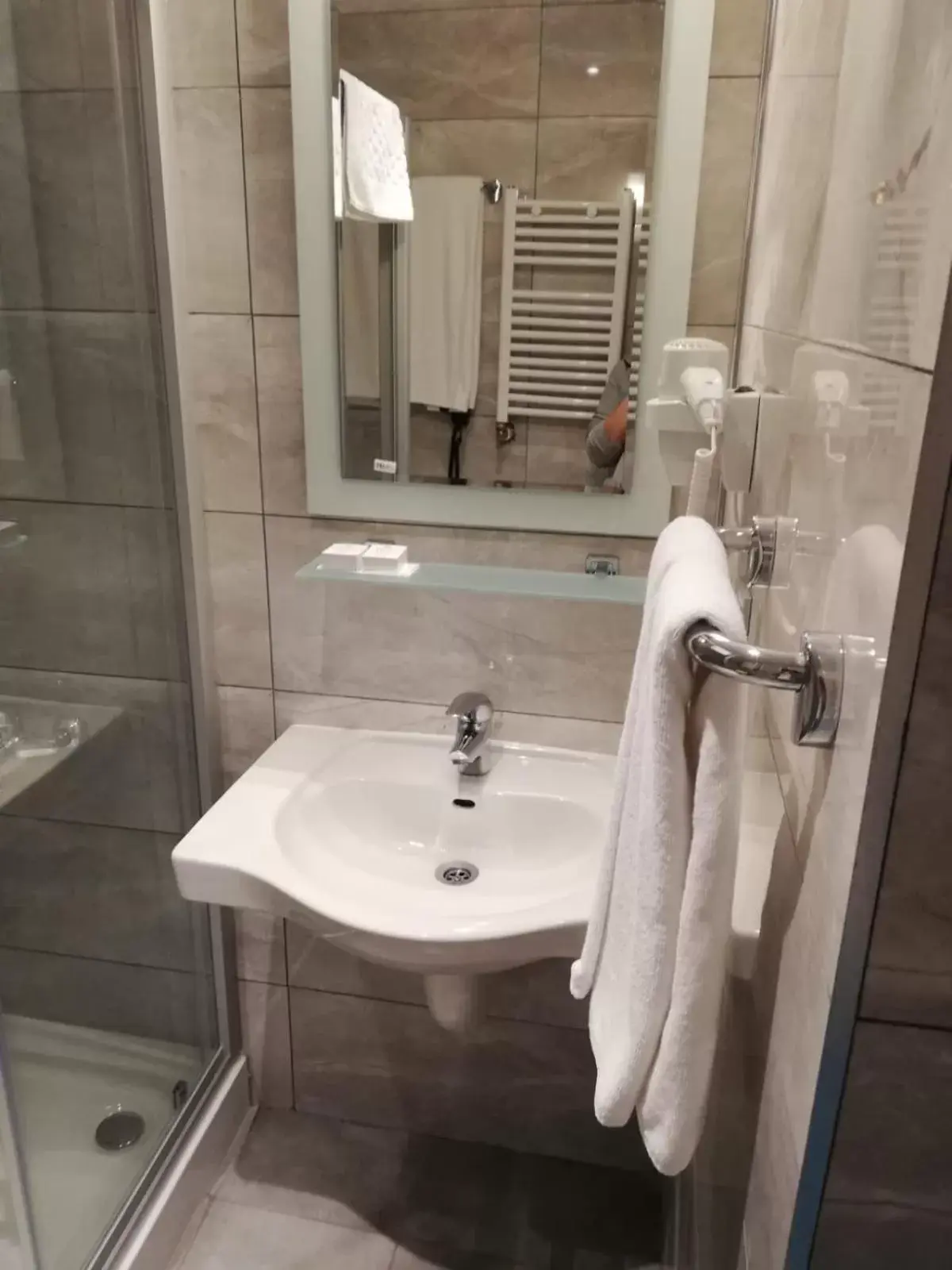 Shower, Bathroom in Iris Hotel