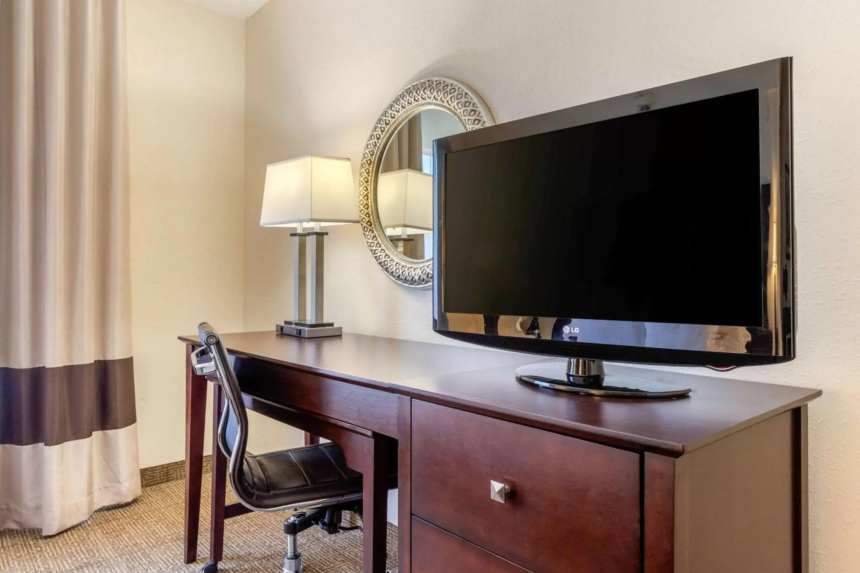 Photo of the whole room, TV/Entertainment Center in Comfort Suites Gastonia - Charlotte