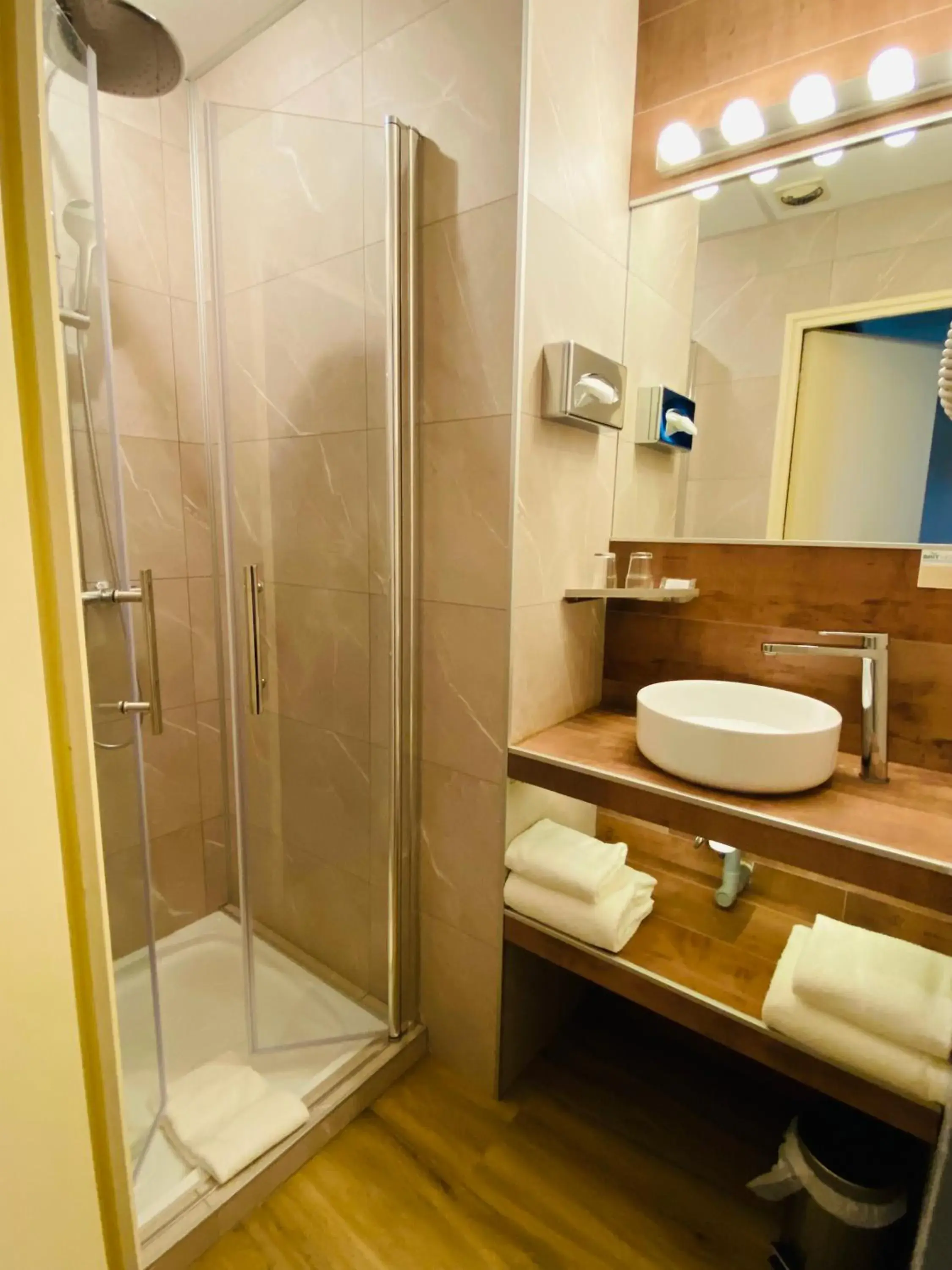 Bathroom in Brit Hotel Acacias