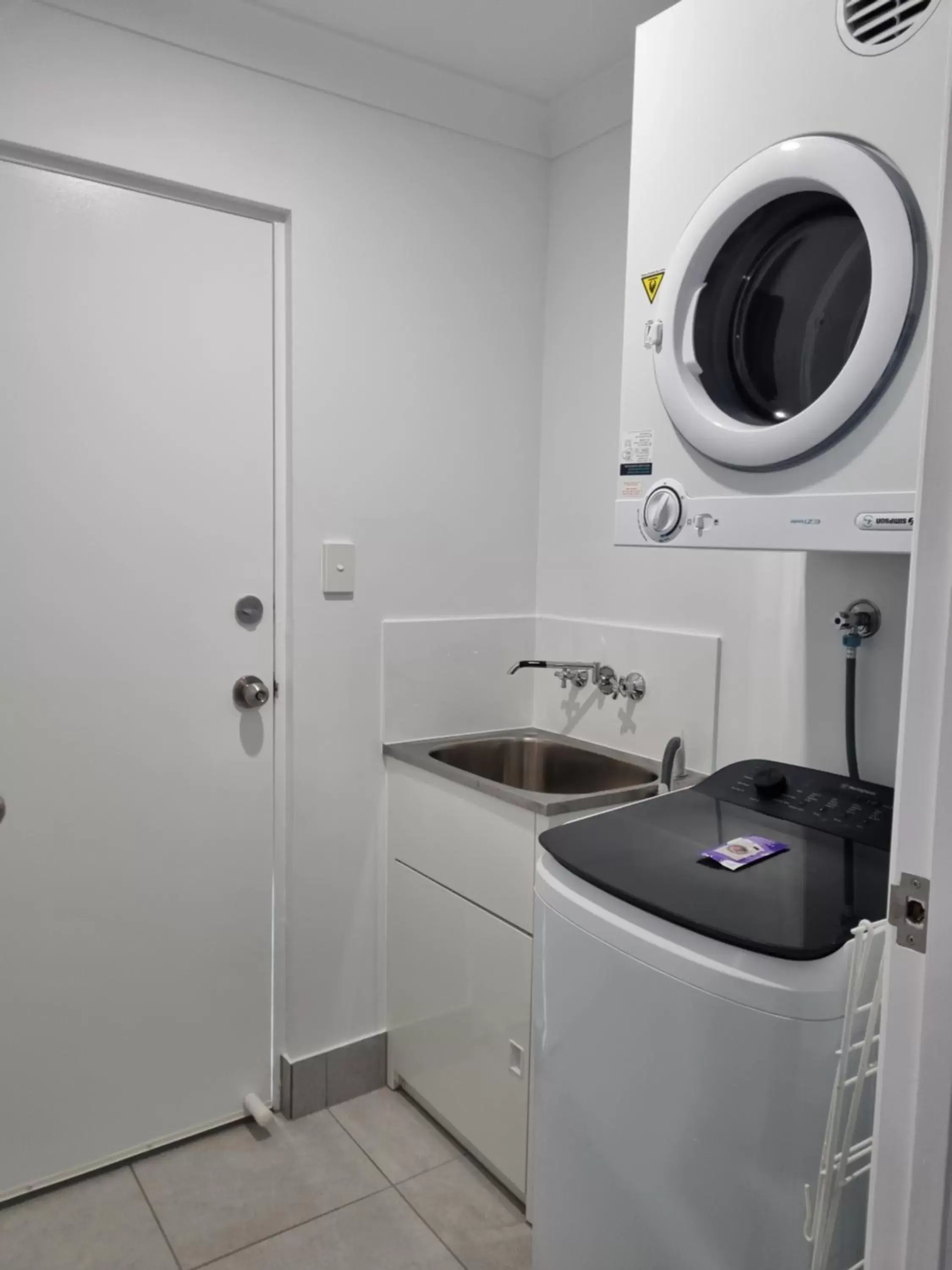 laundry, Kitchen/Kitchenette in Rockhampton Serviced Apartments