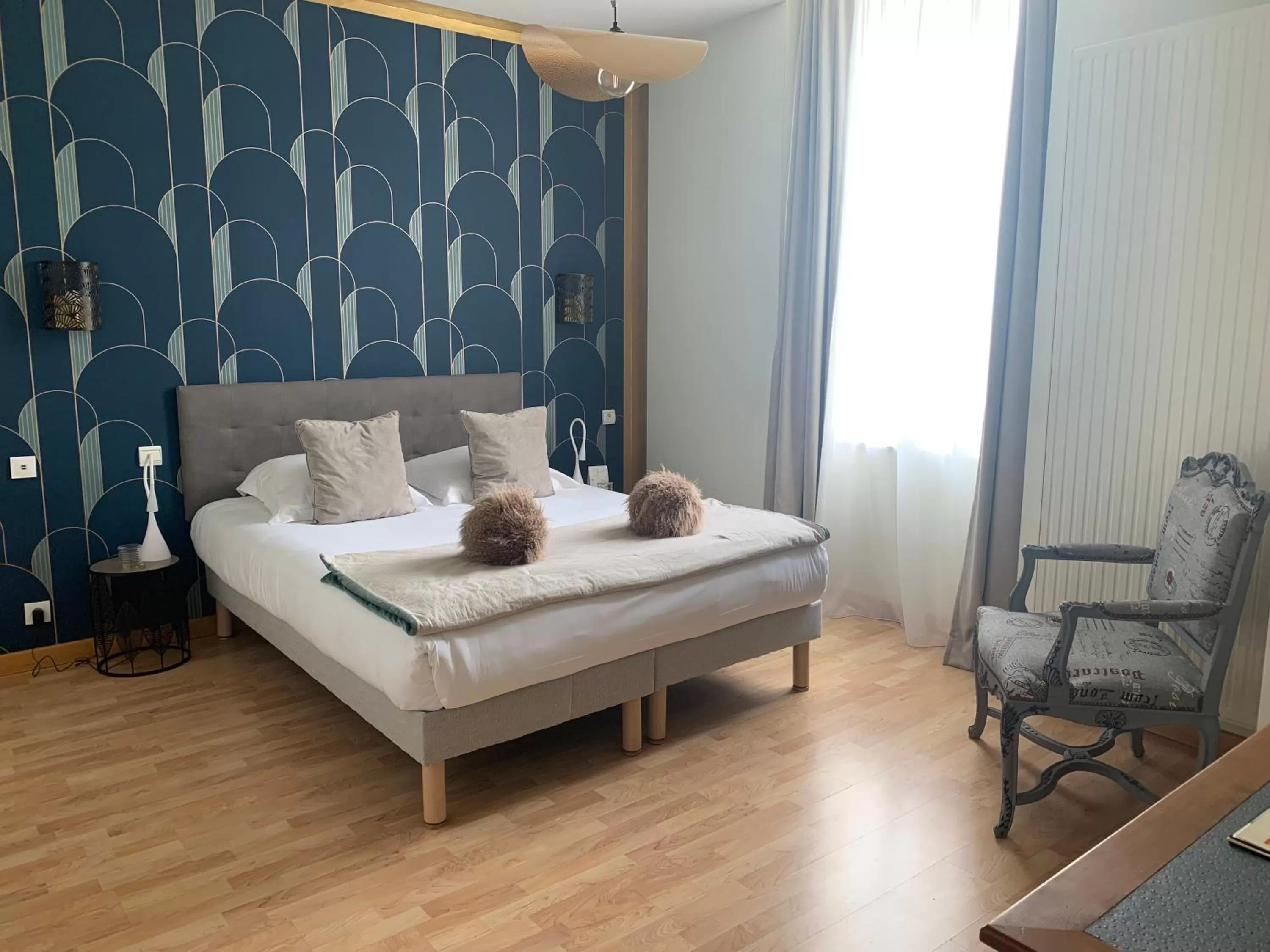 View (from property/room), Bed in Hôtel Vintage