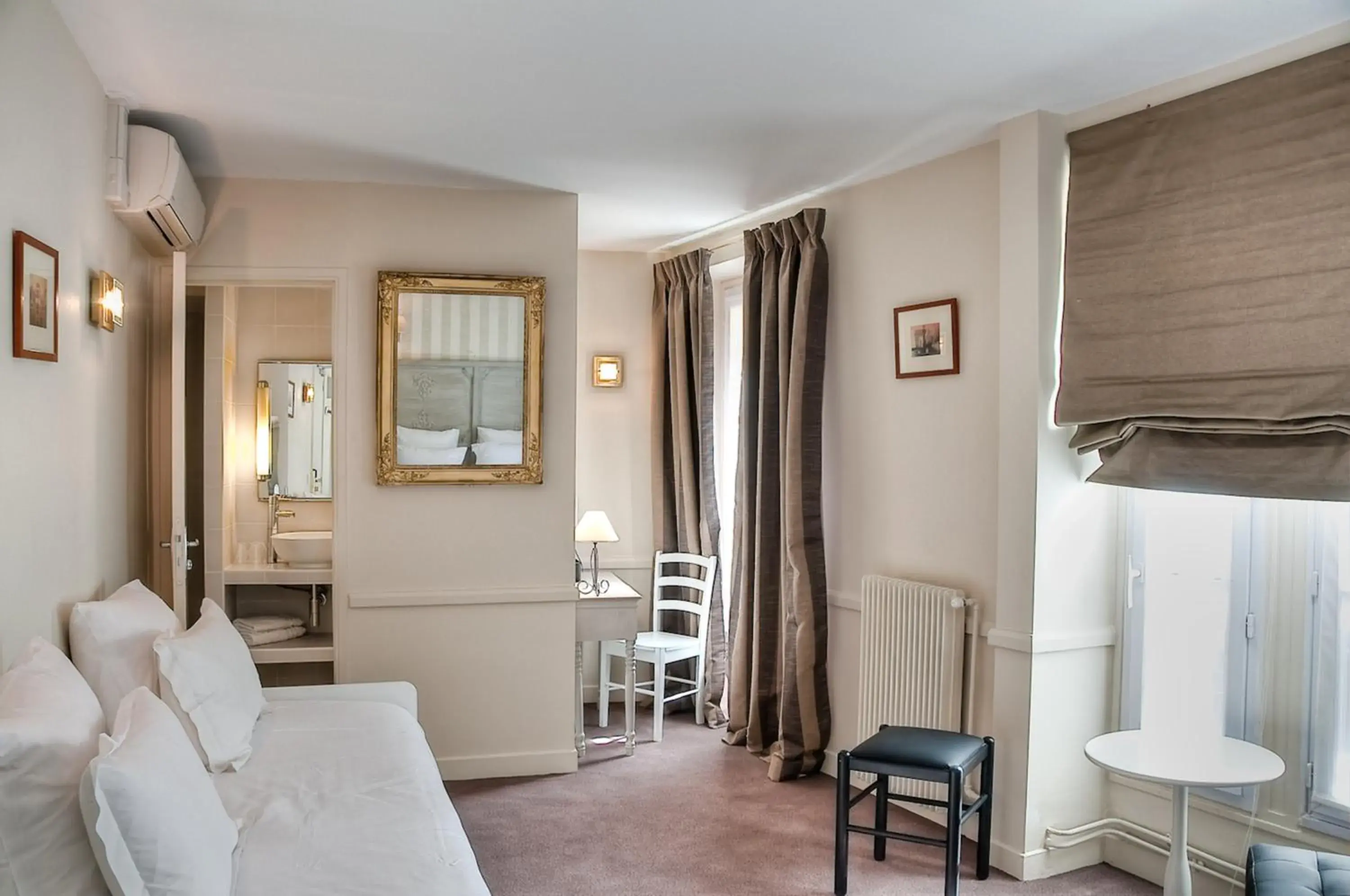 Living room in Hôtel de la Motte Picquet Living room in Hôtel de la Motte Picquet