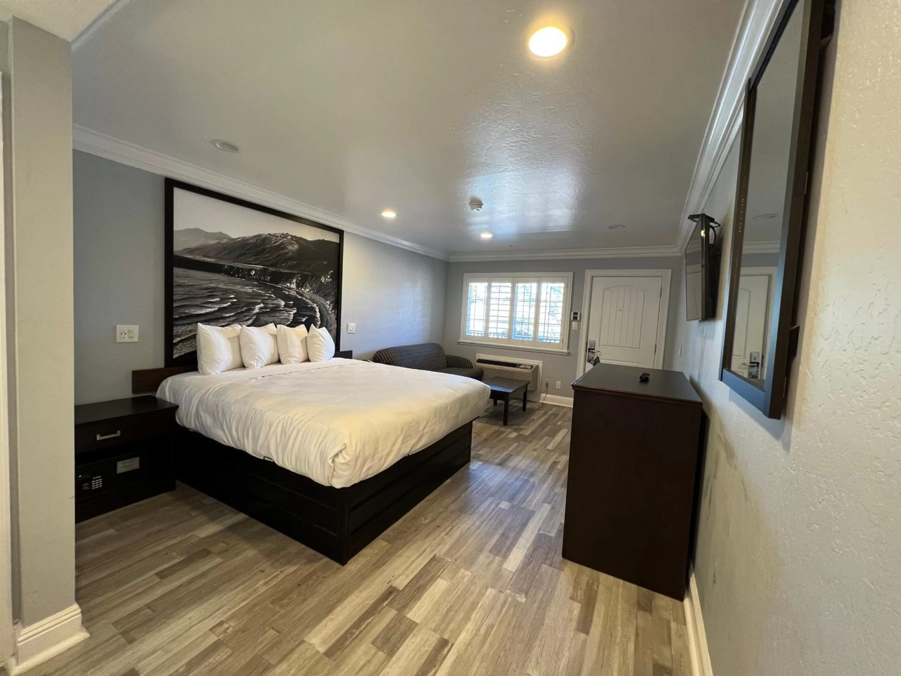 Bed in Aura Inn Monterey