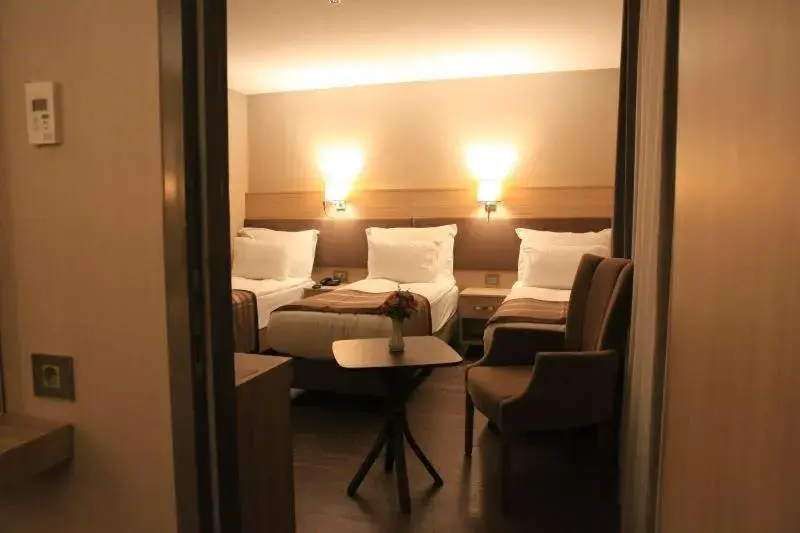 Living room, Bed in Regard Hotel