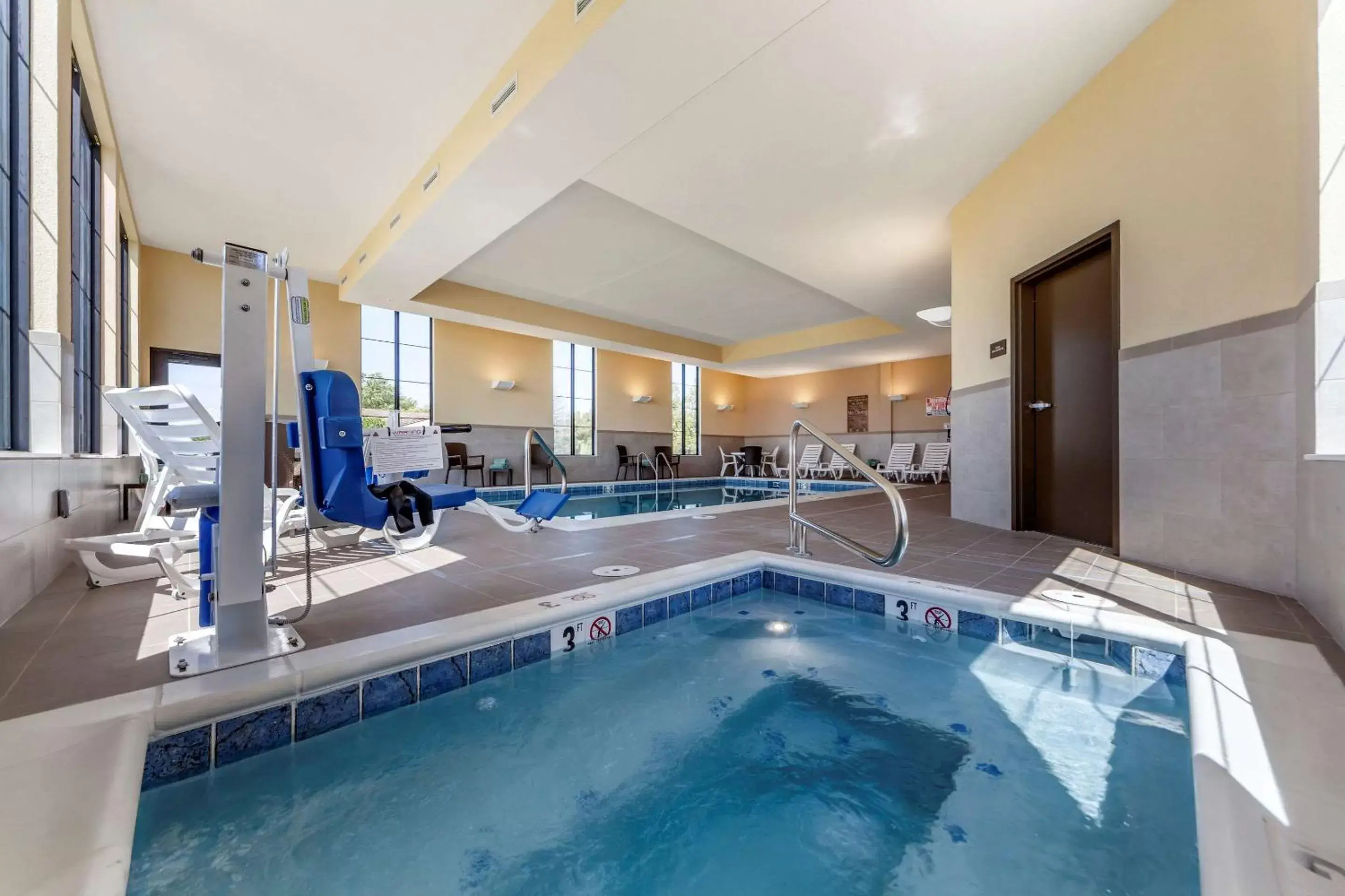 Swimming Pool in Comfort Suites Grand Island
