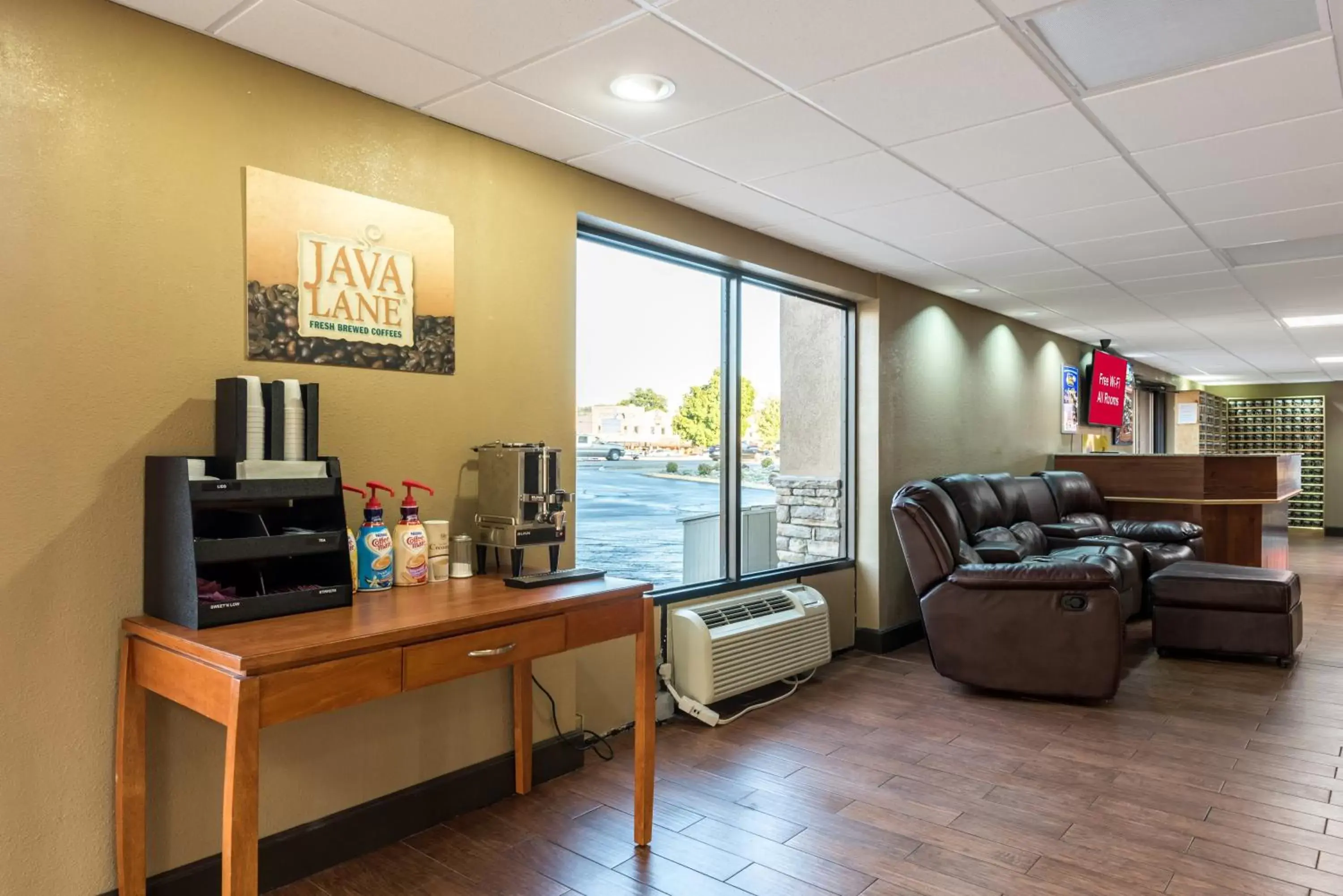 Coffee/tea facilities in Red Roof Inn & Suites Pigeon Forge Parkway