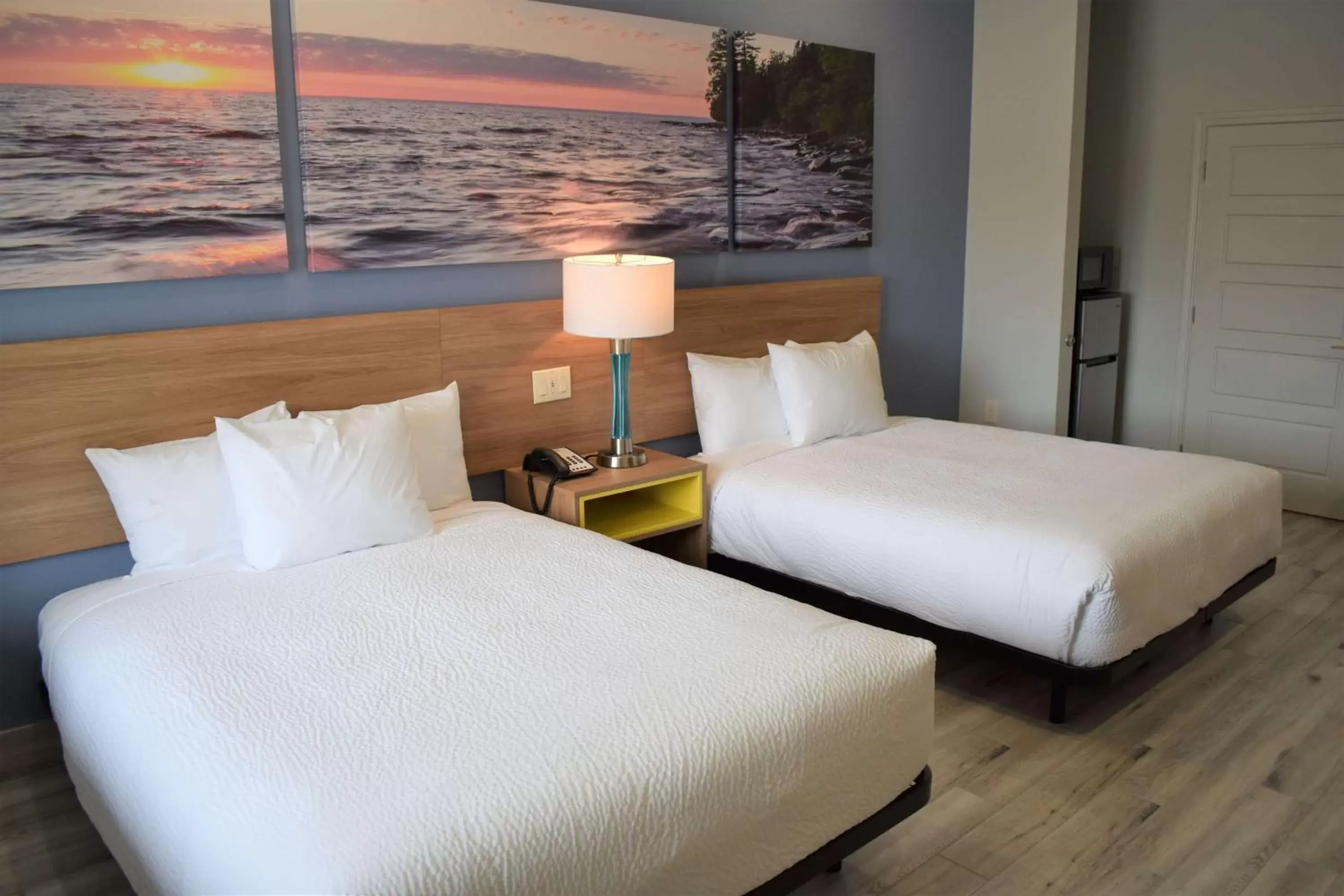 Queen Room with Two Queen Beds - Hearing Accessible with Bath Tub with Grab Bars - Non-Smoking in Days Inn & Suites by Wyndham Downtown/University of Houston Queen Room with Two Queen Beds - Hearing Accessible with Bath Tub with Grab Bars - Non-Smoking in Days Inn & Suites by Wyndham Downtown/University of Houston