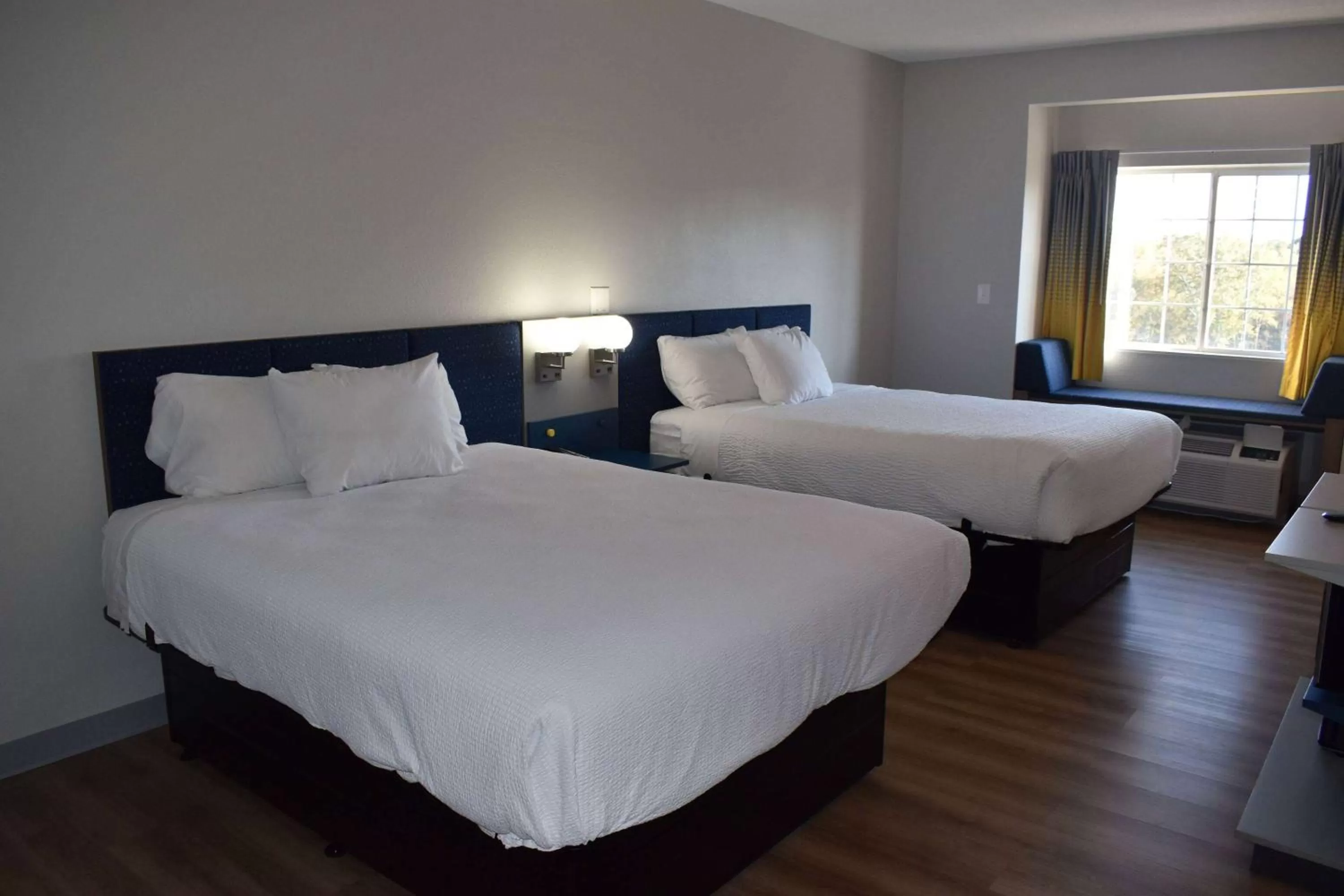 Photo of the whole room, Bed in Microtel Inn & Suites by Wyndham Stockbridge/Atlanta I-75