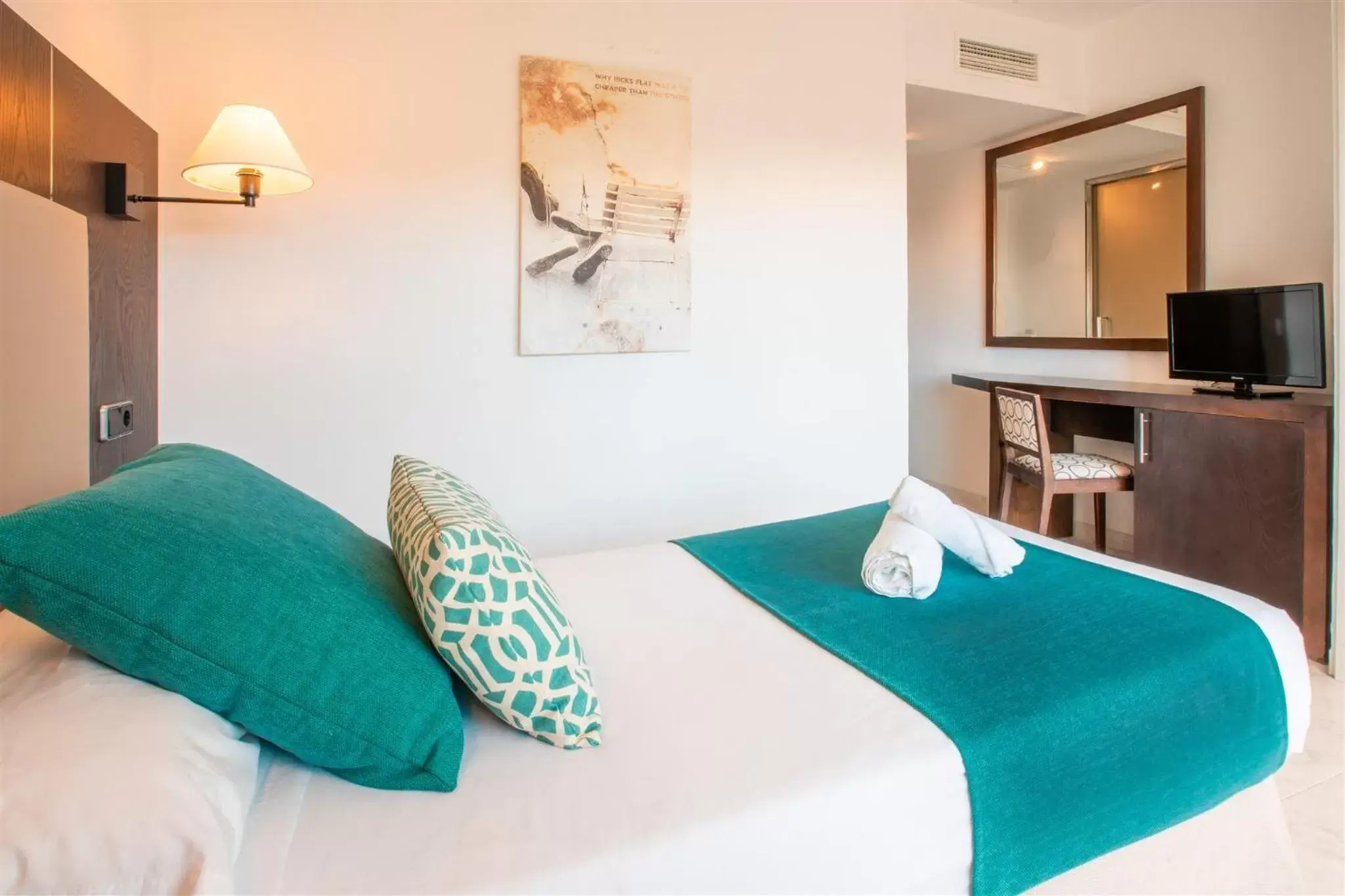 Photo of the whole room, Bed in Bahía de Alcudia Hotel & Spa