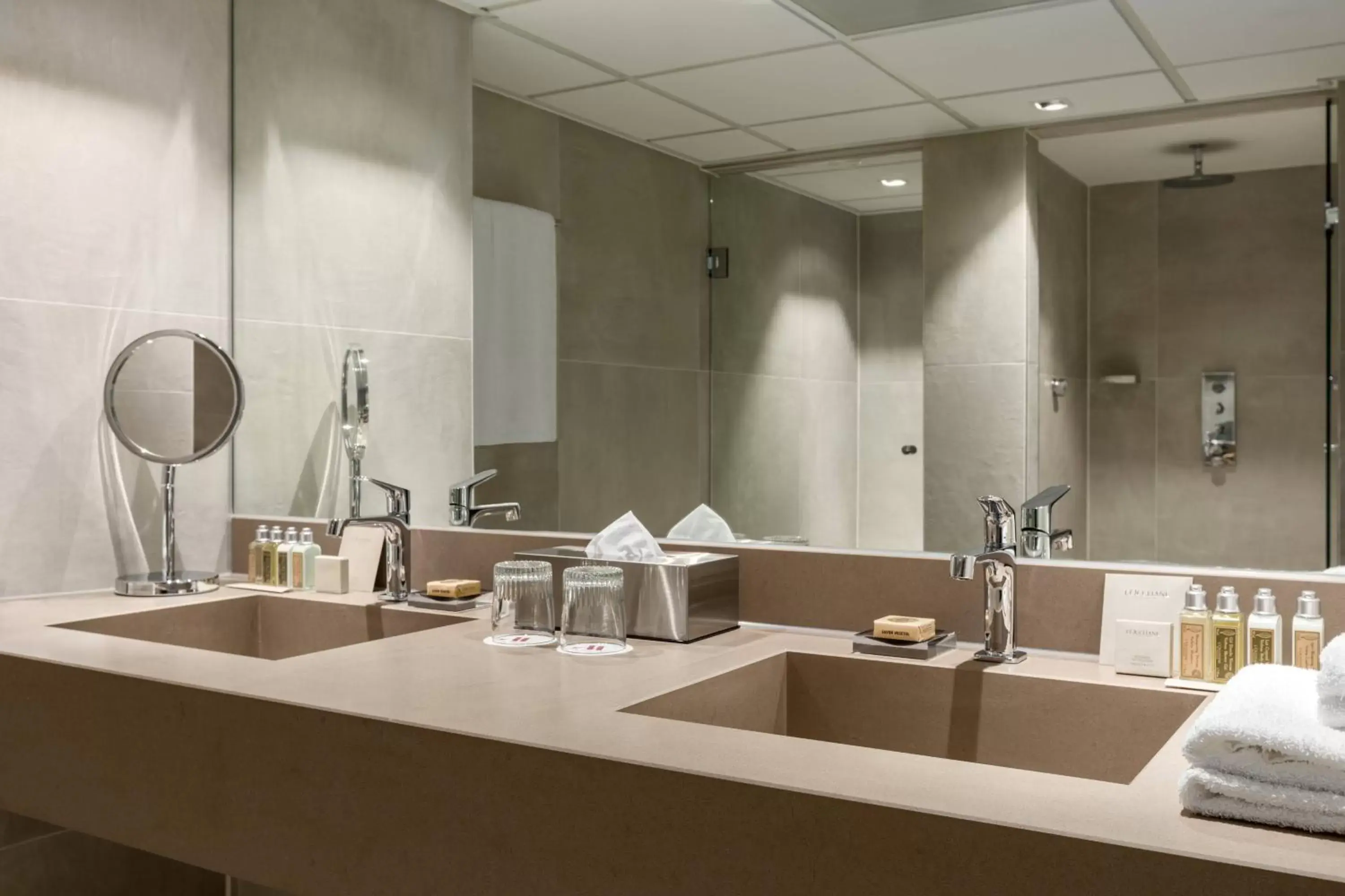 Bathroom, Kitchen/Kitchenette in Amsterdam Marriott Hotel
