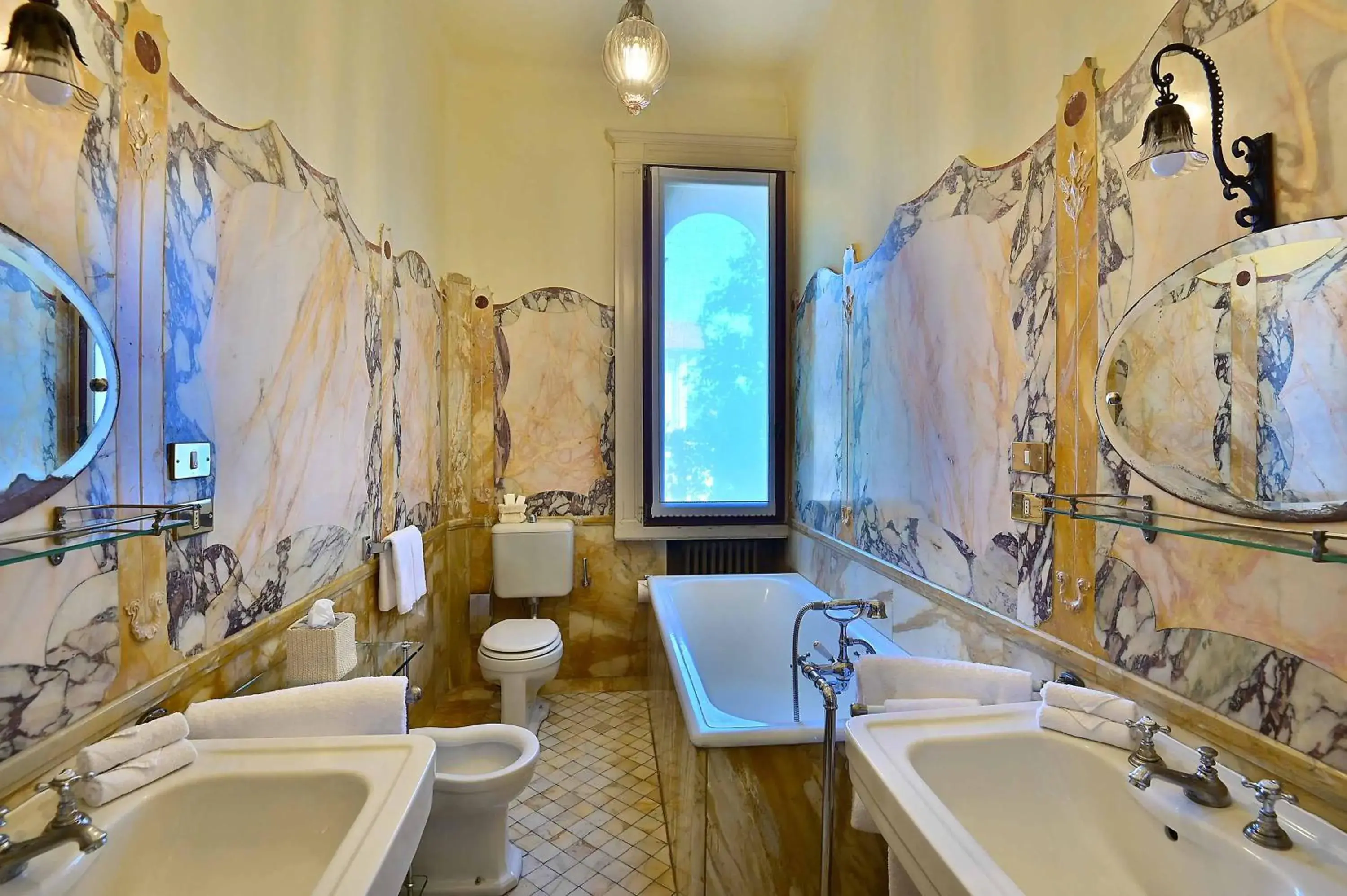 Bathroom in Hotel Villa Fiordaliso