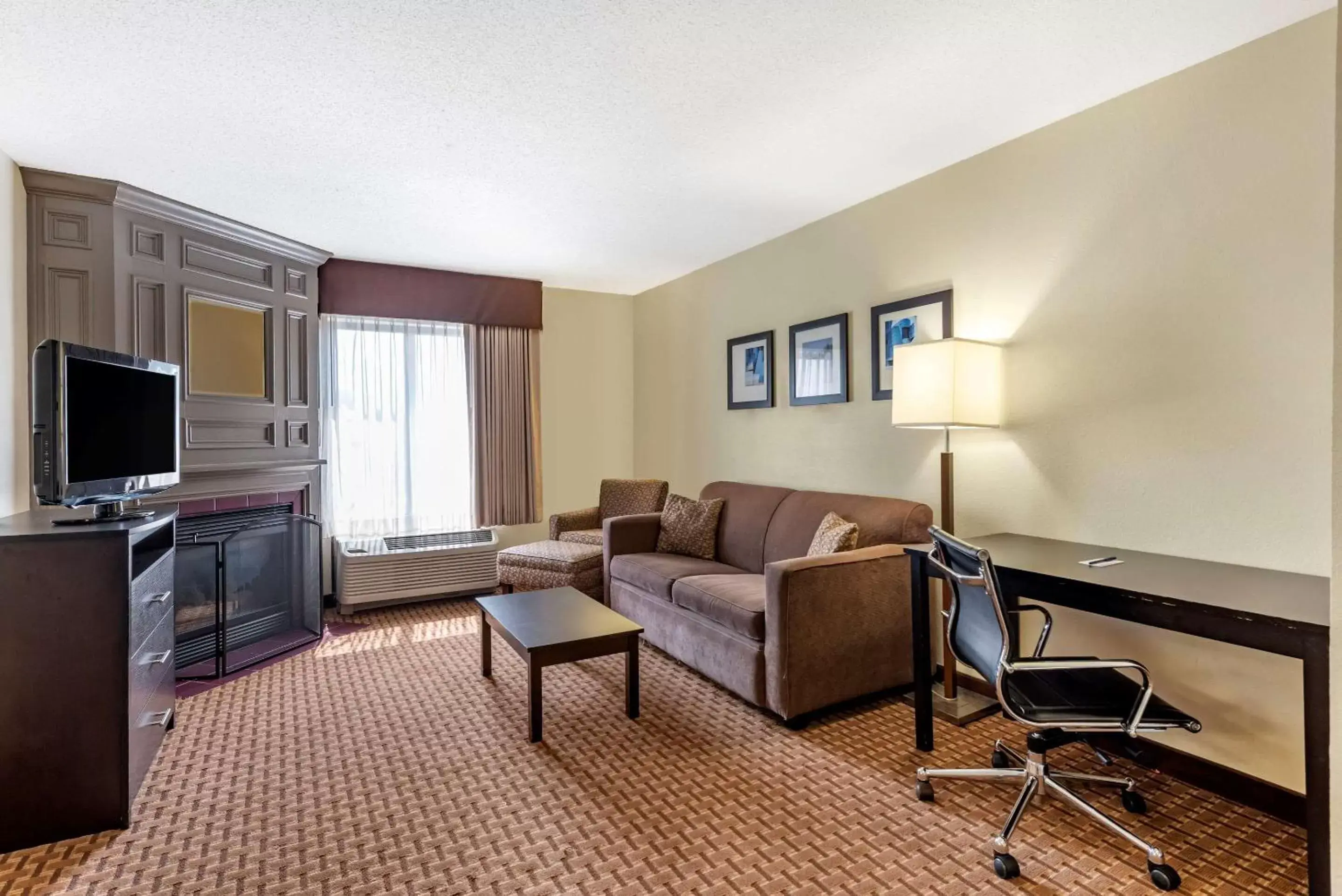Photo of the whole room, Seating Area in Comfort Inn & Suites Warsaw near US-30