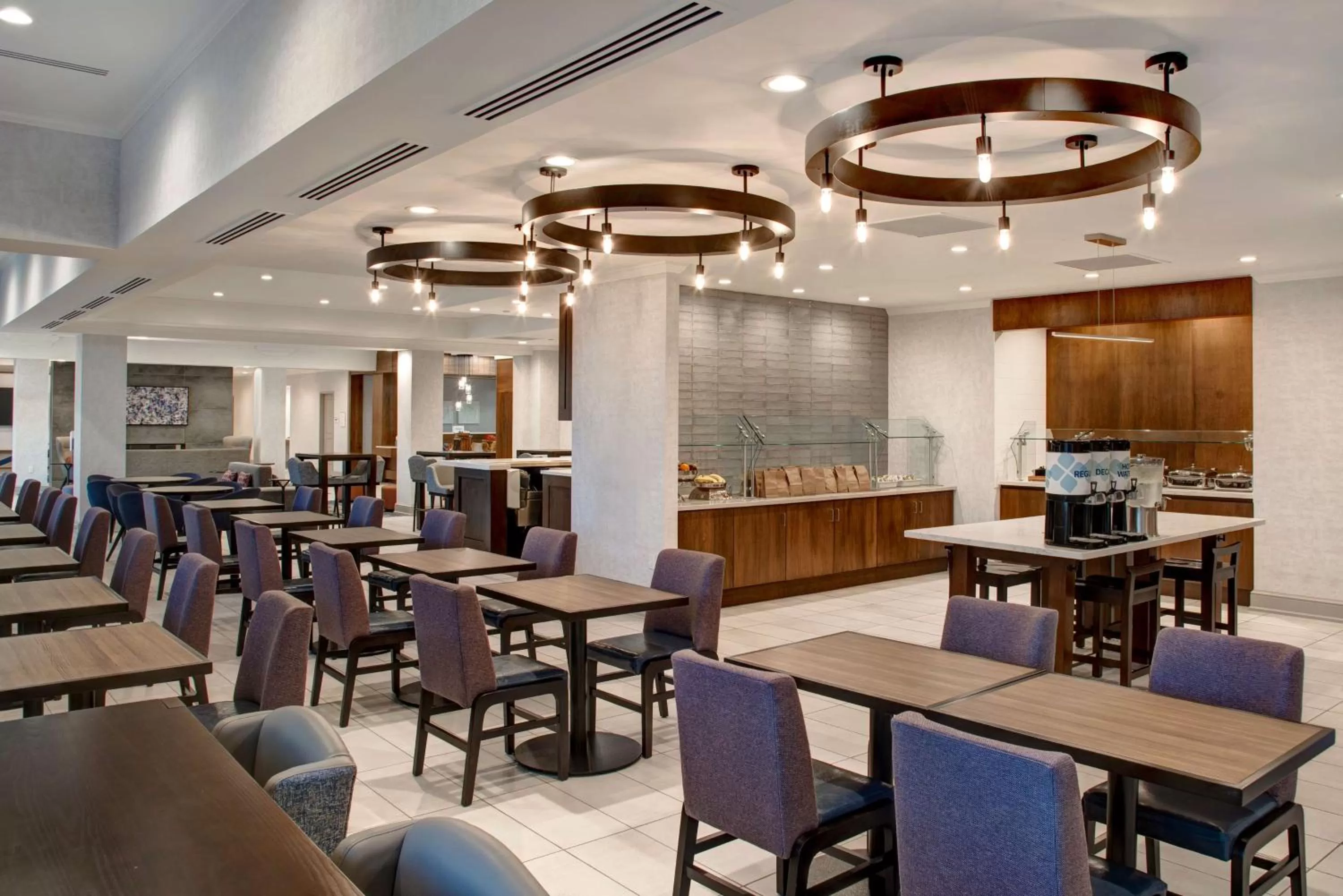 Restaurant/places to eat in Hilton Garden Inn Kansas City/Kansas