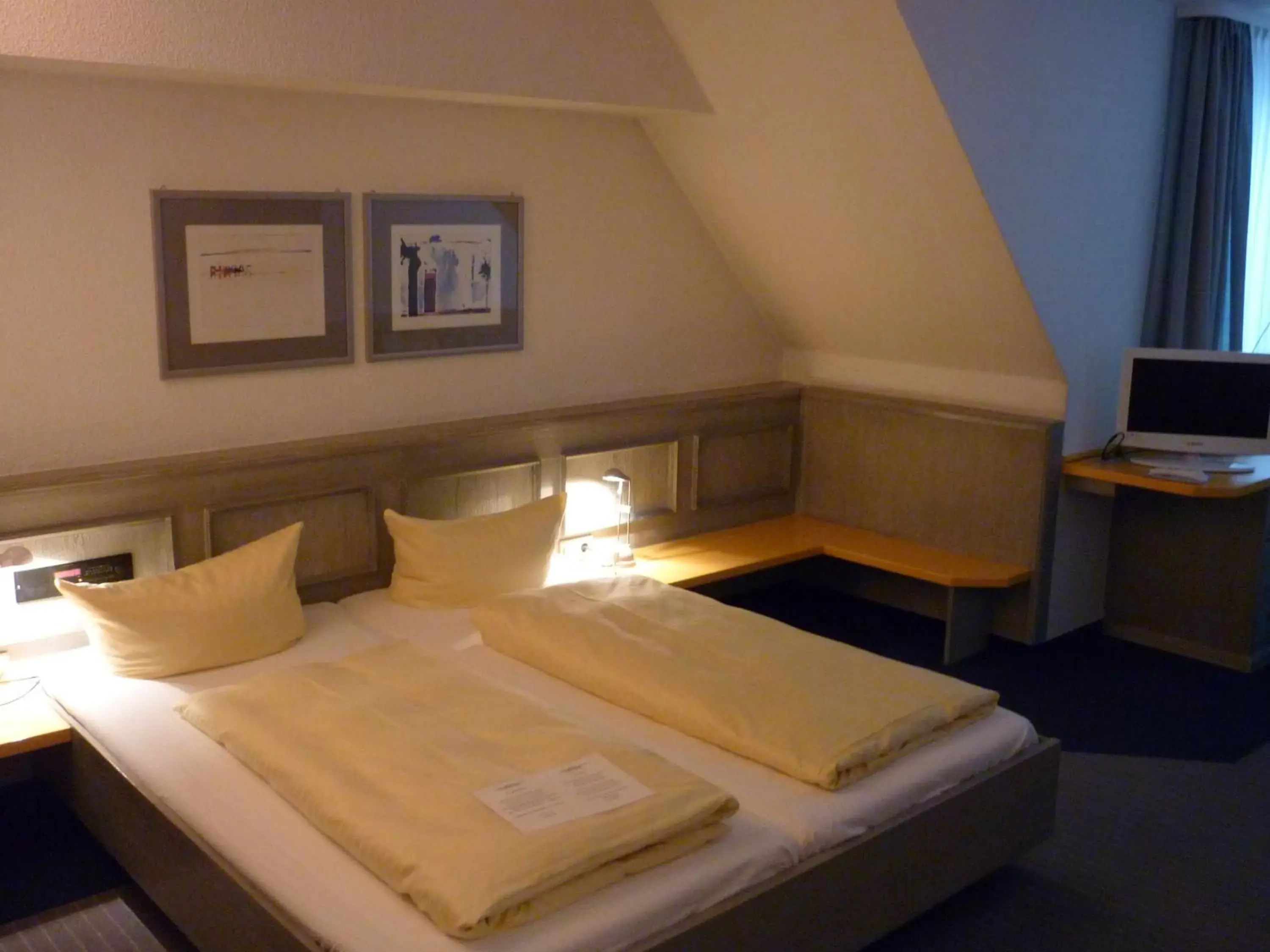 Photo of the whole room, Bed in Avenue Hotel