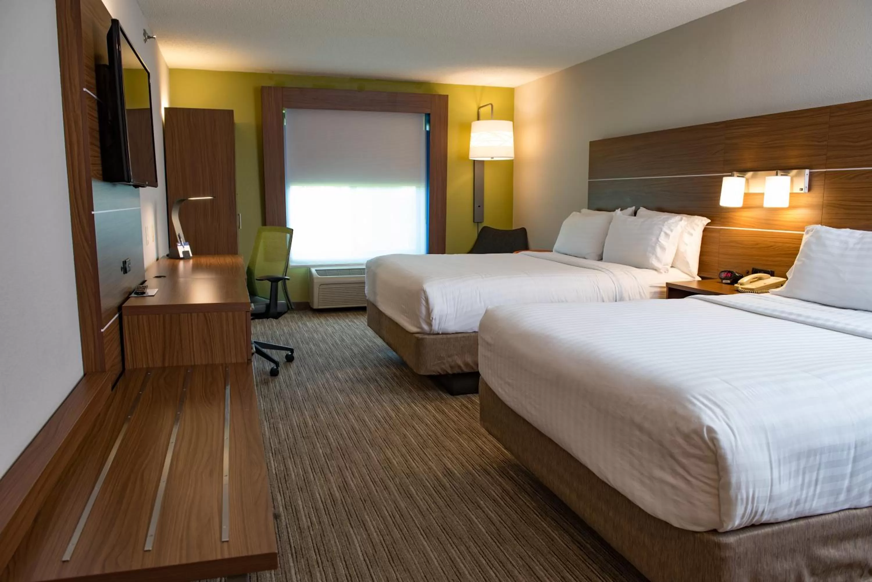 Photo of the whole room, Bed in Holiday Inn Express Hotel & Suites Elkhart-South by IHG