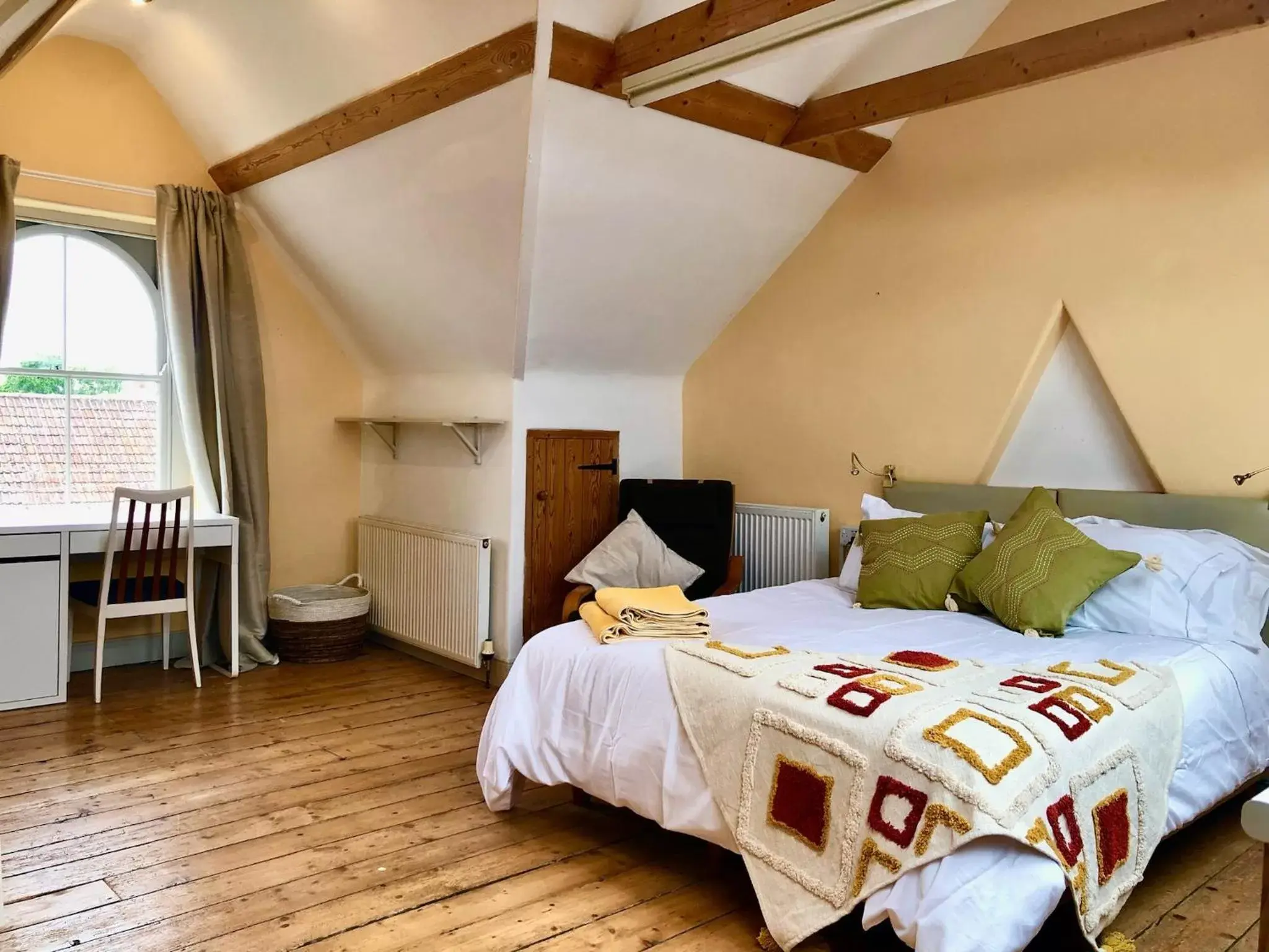Photo of the whole room, Bed in The Dragonfly BNB, Glastonbury