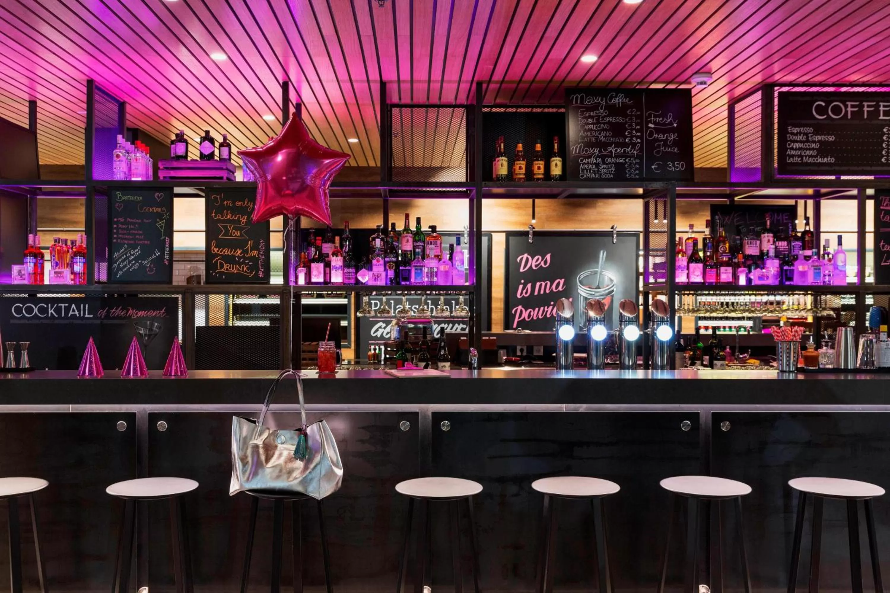Lounge or bar in MOXY Vienna Airport