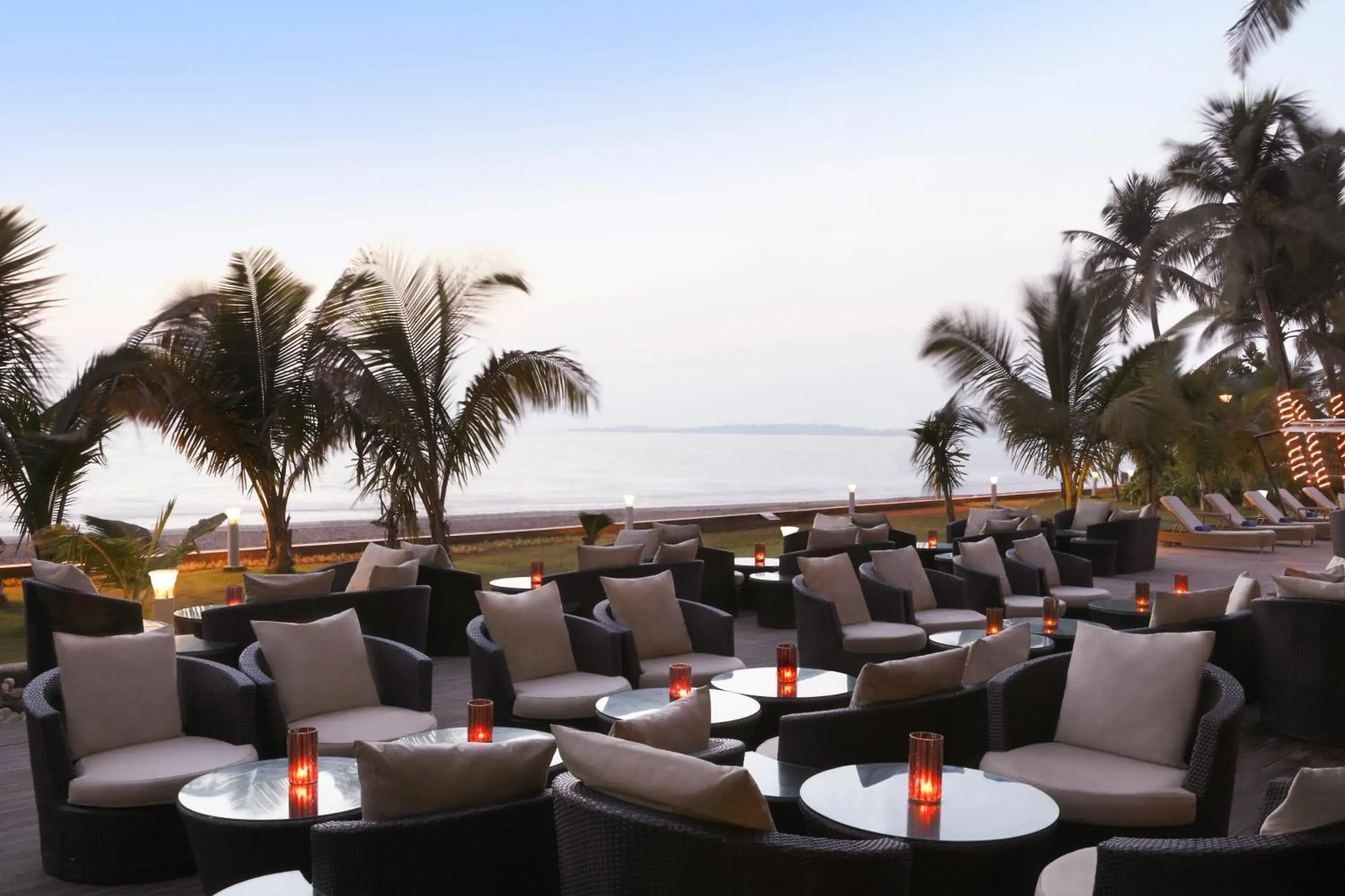 Restaurant/Places to Eat in Novotel Mumbai Juhu Beach