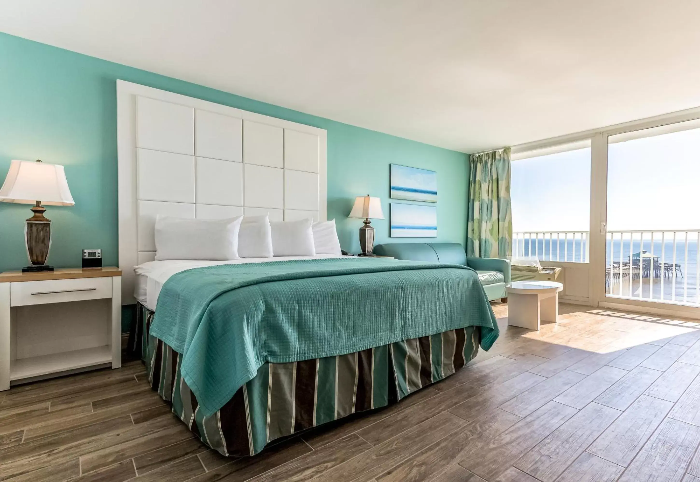 Photo of the whole room, Bed in Tides Folly Beach