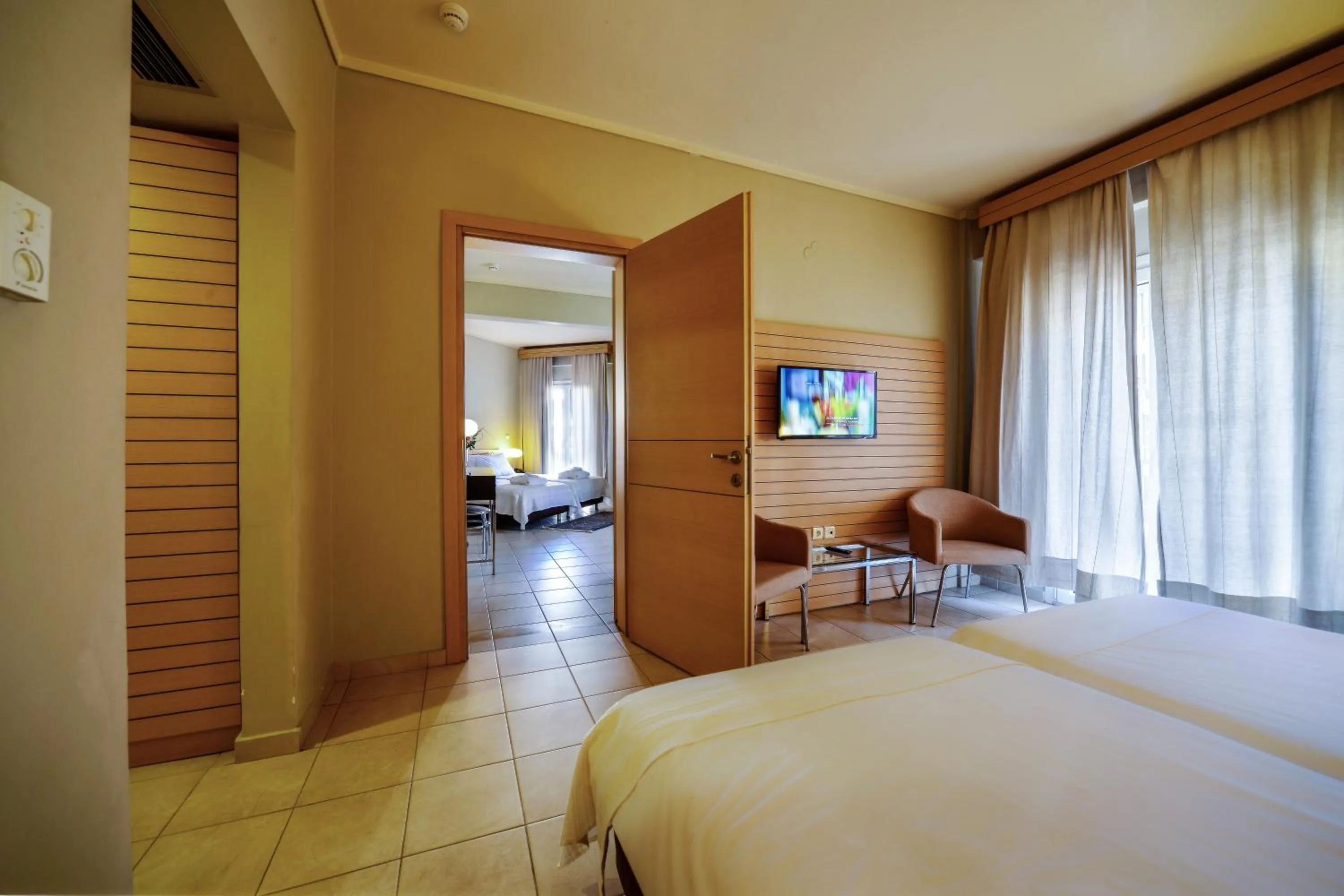 Living room, Bed in Astoria Hotel Thessaloniki