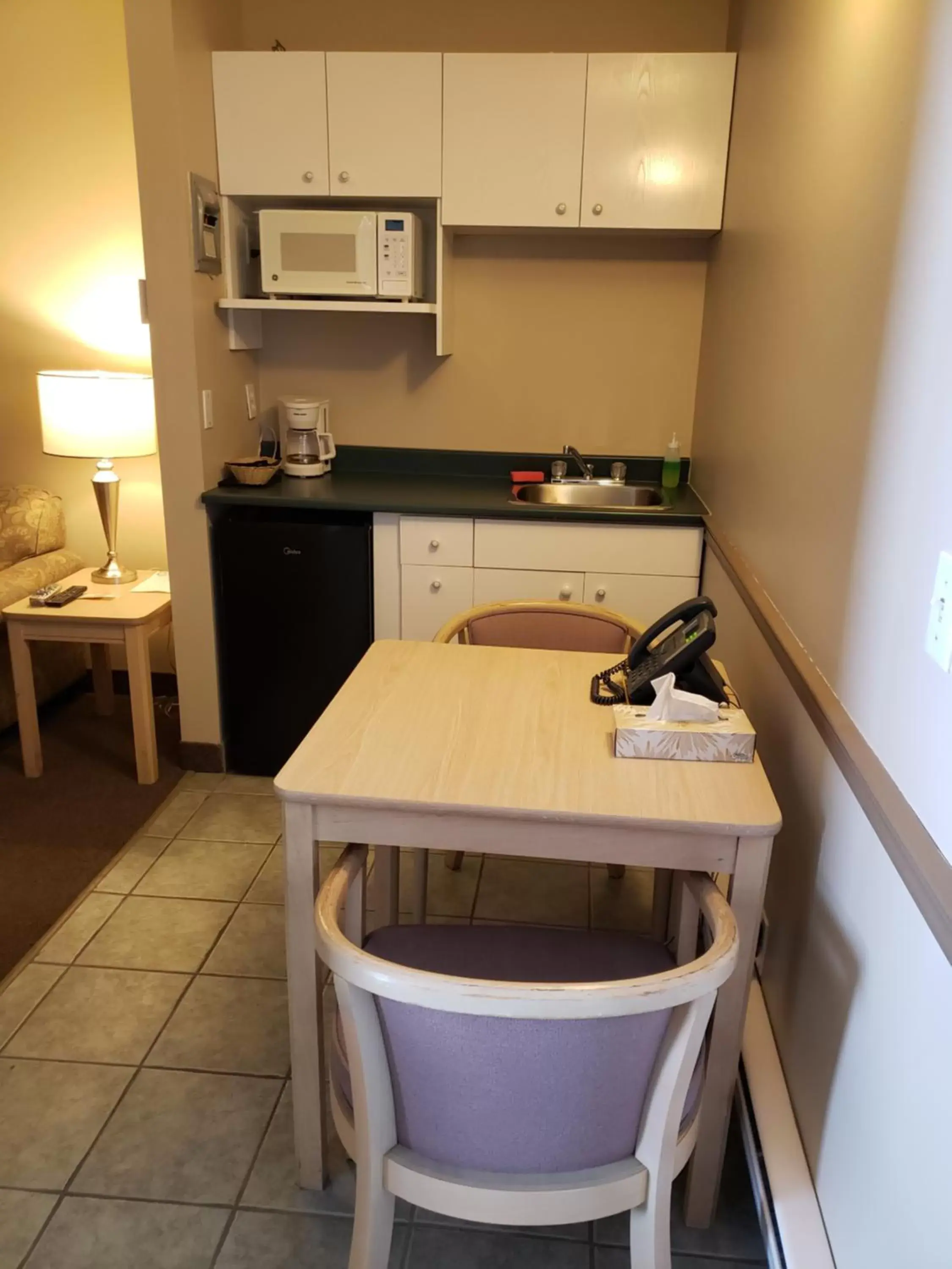 Dining area, Kitchen/Kitchenette in Shemron Suites Hotel