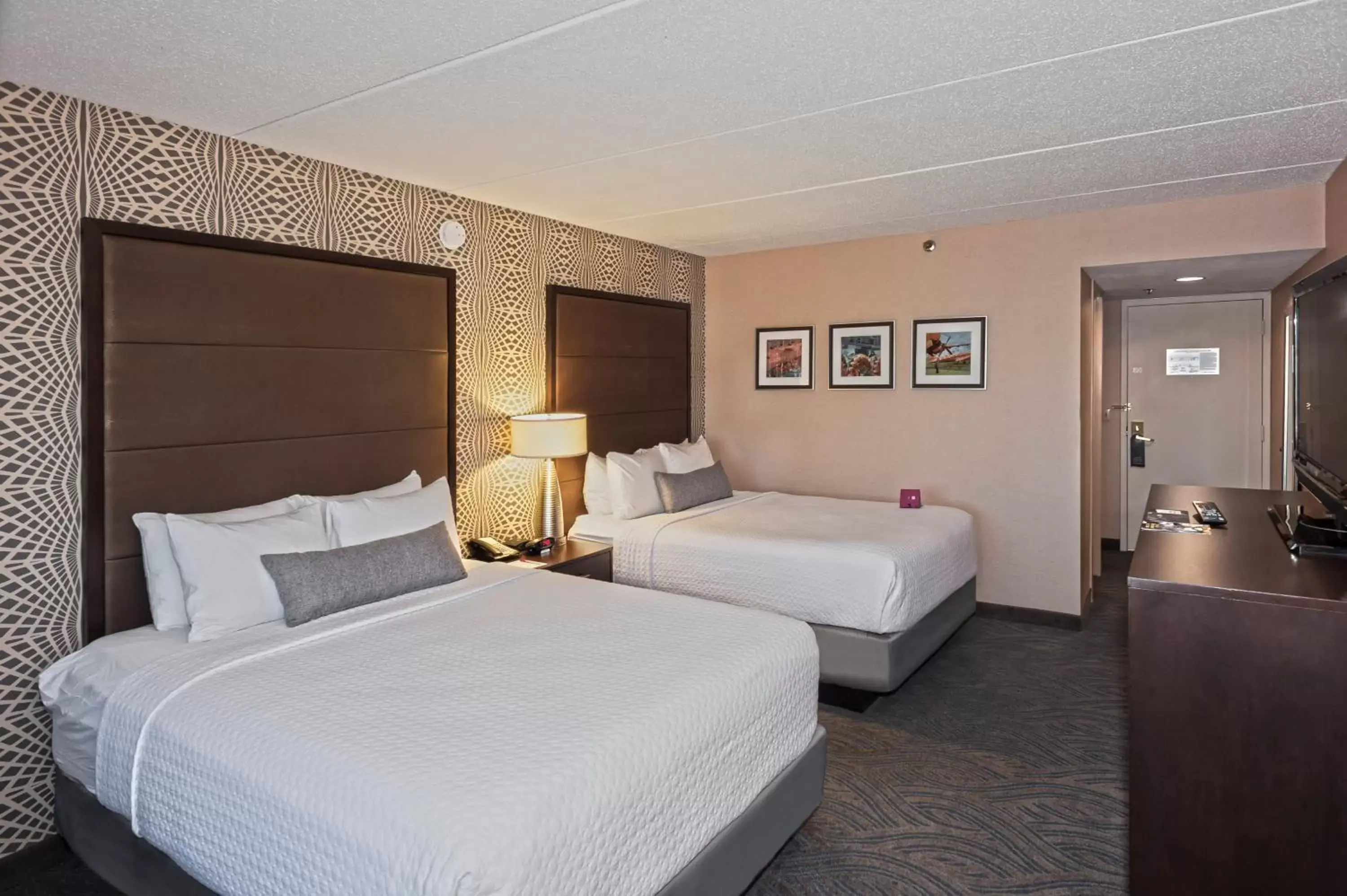 Photo of the whole room, Bed in Crowne Plaza Suites MSP Airport an IHG Hotel
