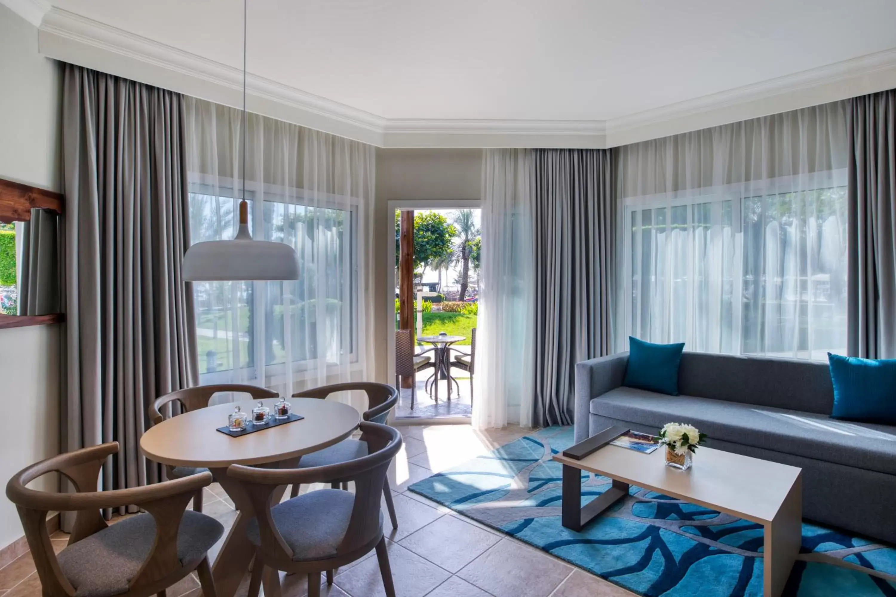 Dining area, Seating Area in Fujairah Rotana Resort & Spa - Al Aqah Beach