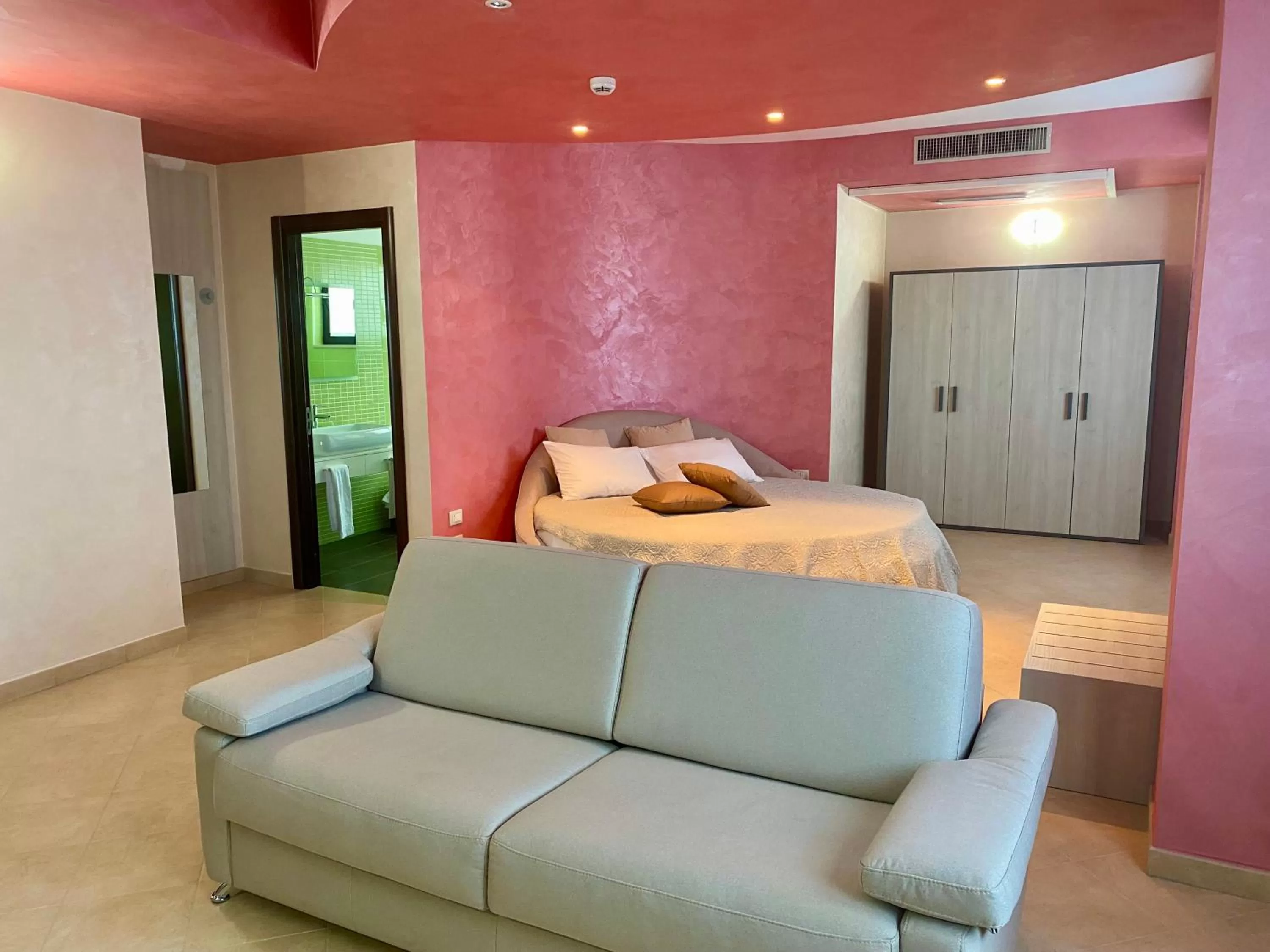 Photo of the whole room in L'incontro