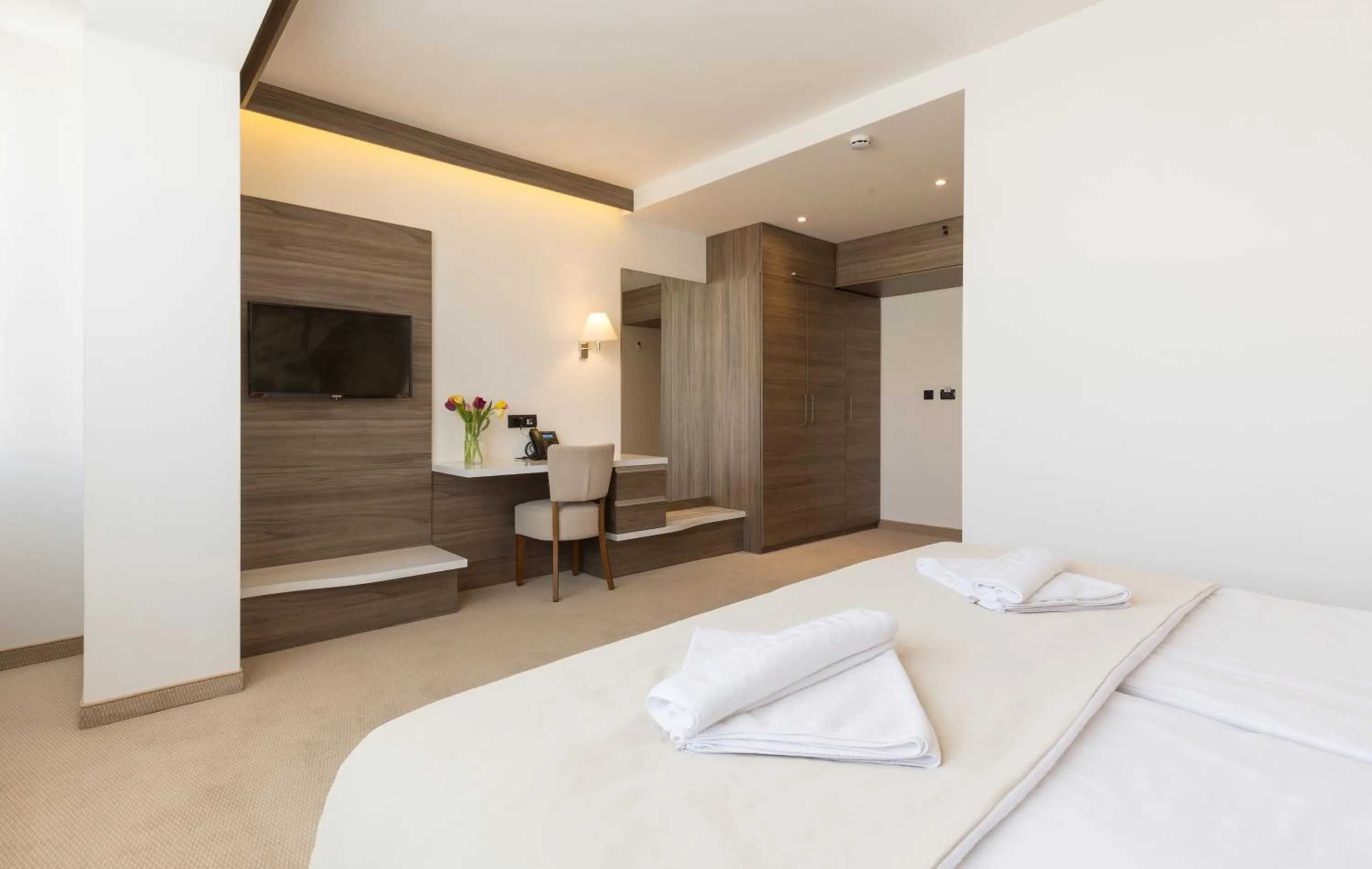 Text overlay, Bed in Hotel Royal Inn