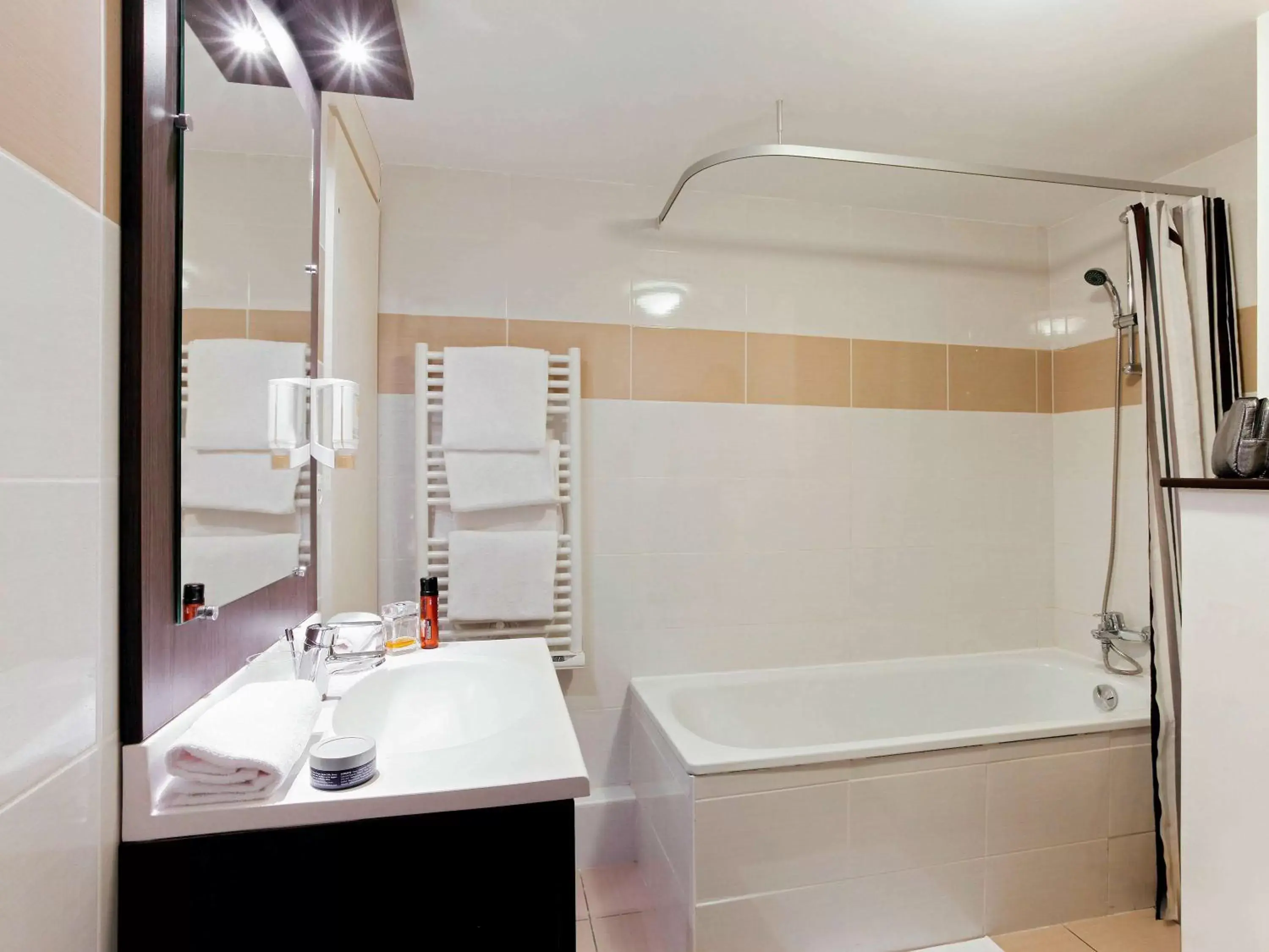 Photo of the whole room, Bathroom in Aparthotel Adagio Access Marseille Saint Charles