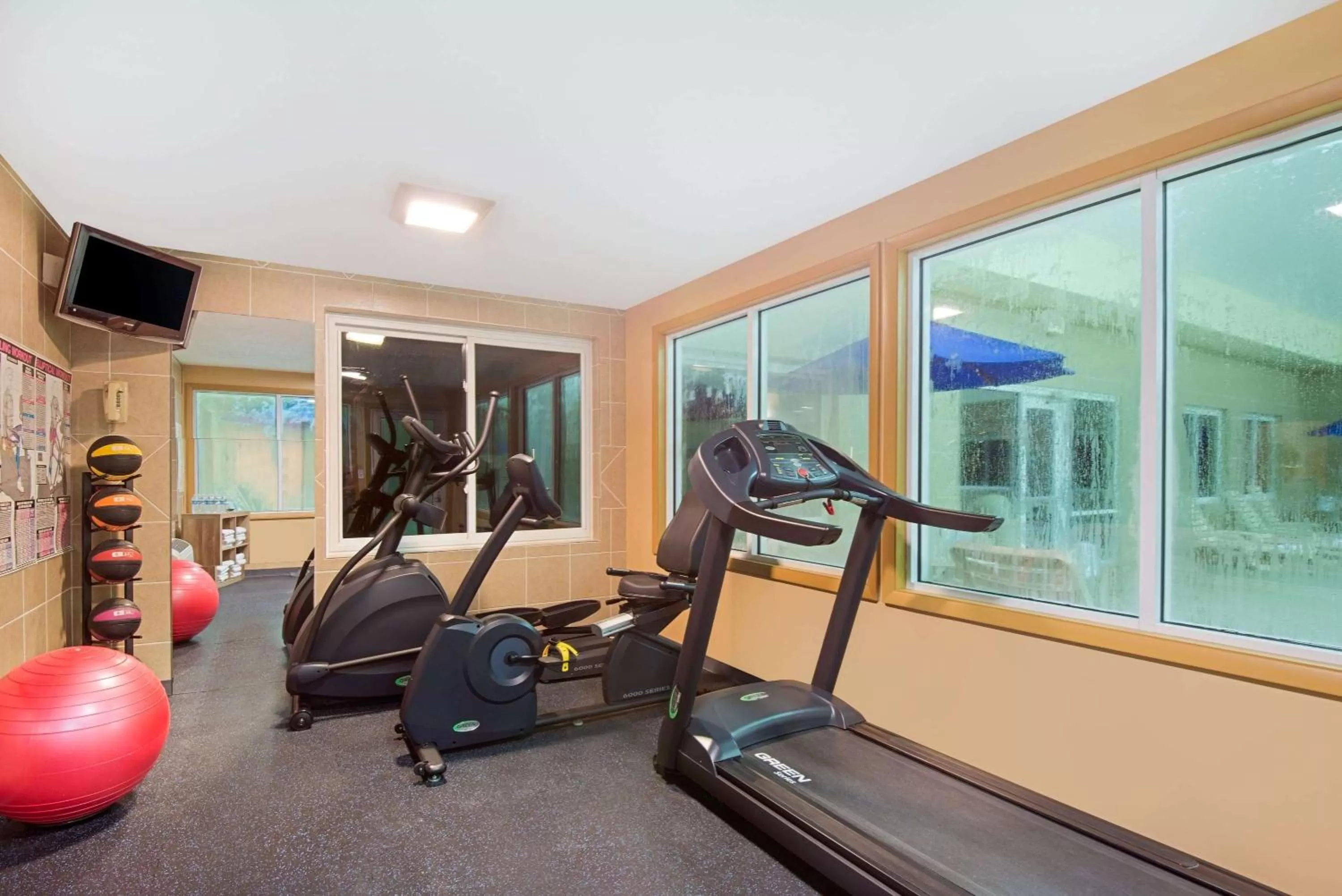 Fitness centre/facilities in Days Inn by Wyndham Fremont