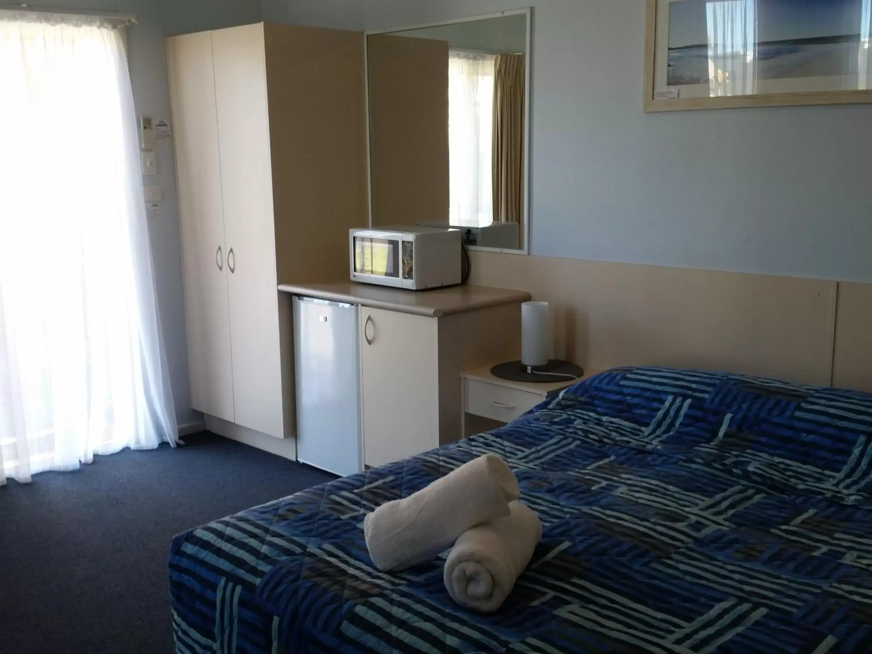 Kitchen or kitchenette, Bed in Dolphins of Mollymook Motel and Fifth Green Apartments